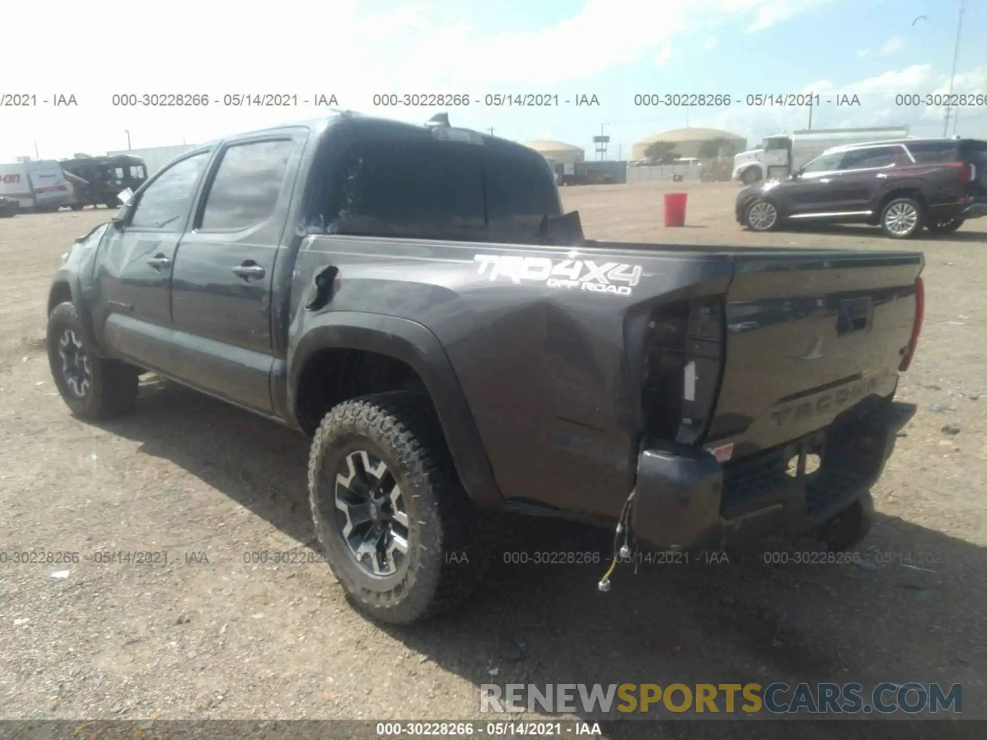 3 Фотография поврежденного автомобиля 5TFCZ5ANXKX174078 TOYOTA TACOMA 4WD 2019