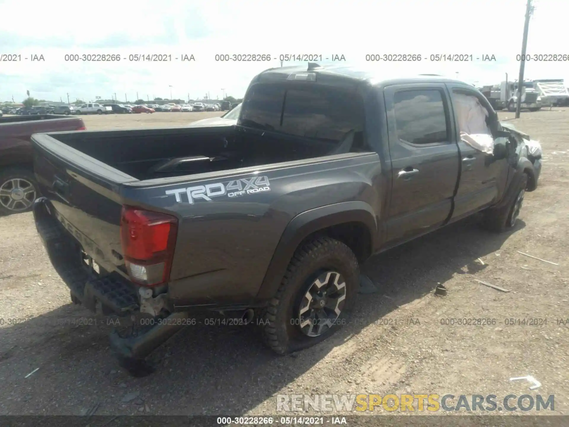 4 Фотография поврежденного автомобиля 5TFCZ5ANXKX174078 TOYOTA TACOMA 4WD 2019