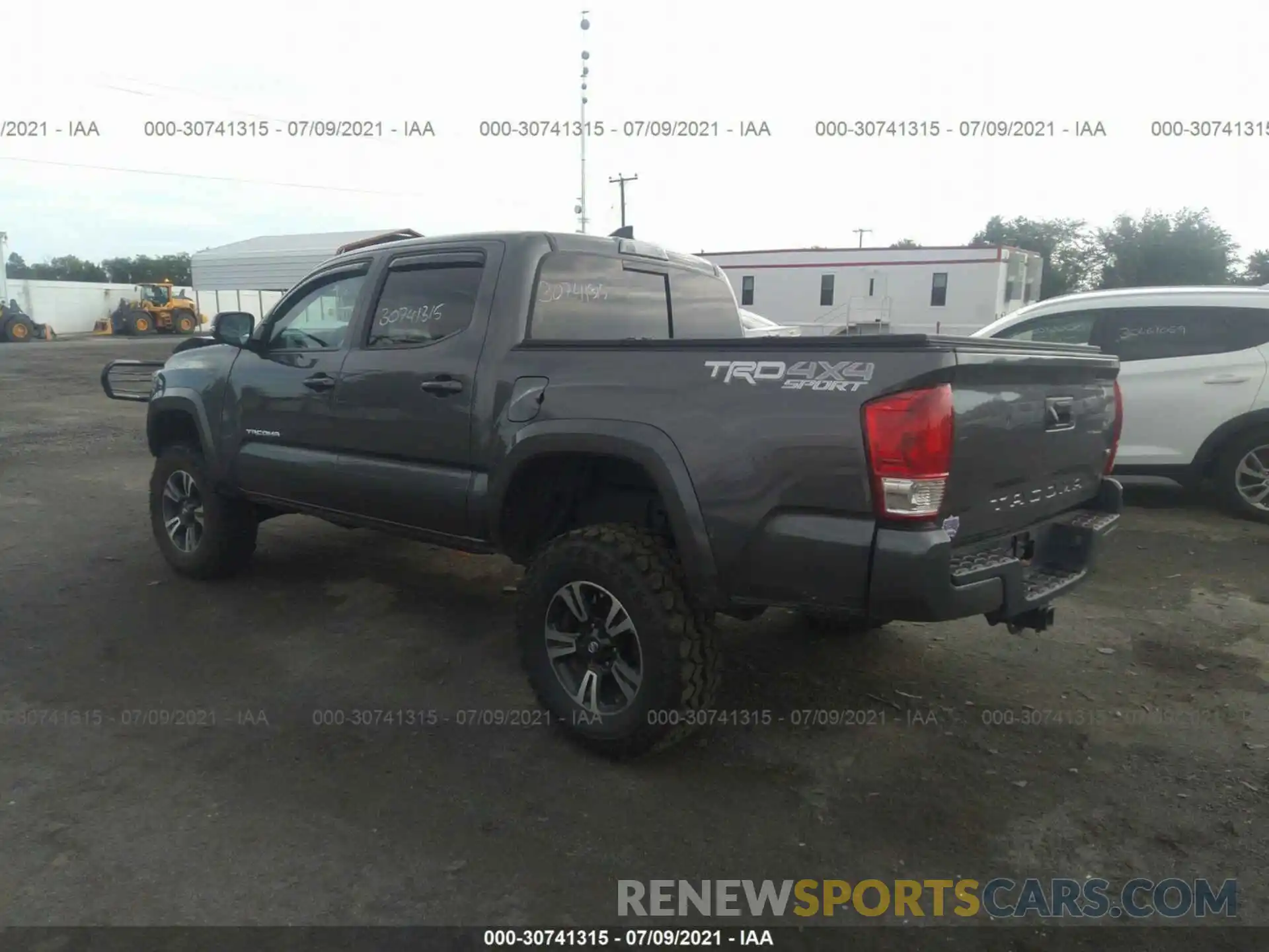 3 Фотография поврежденного автомобиля 5TFCZ5ANXKX185680 TOYOTA TACOMA 4WD 2019