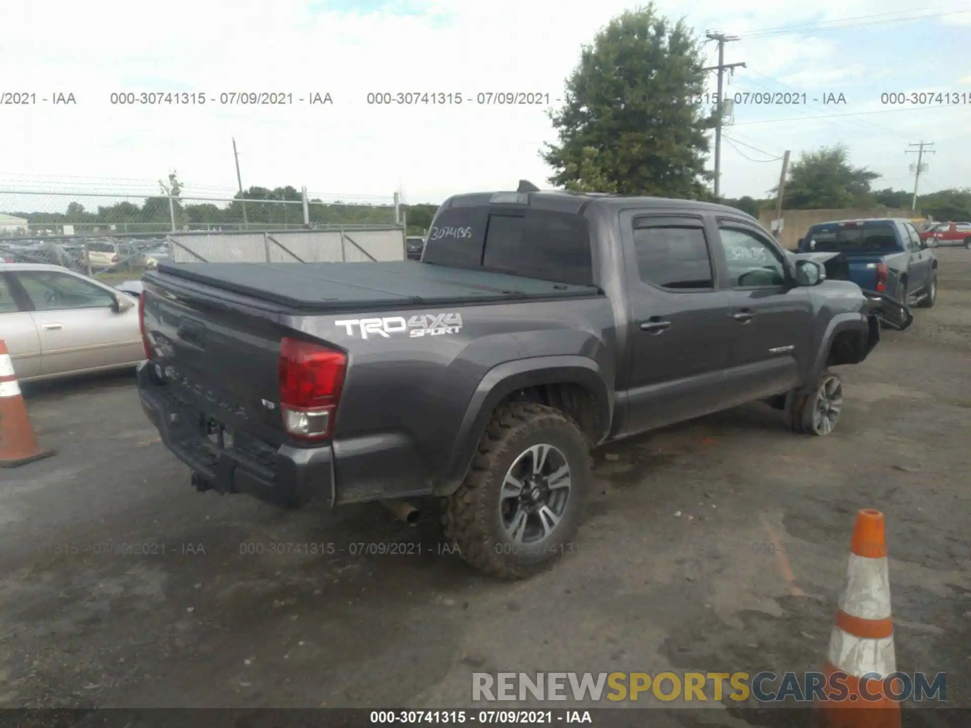 4 Фотография поврежденного автомобиля 5TFCZ5ANXKX185680 TOYOTA TACOMA 4WD 2019