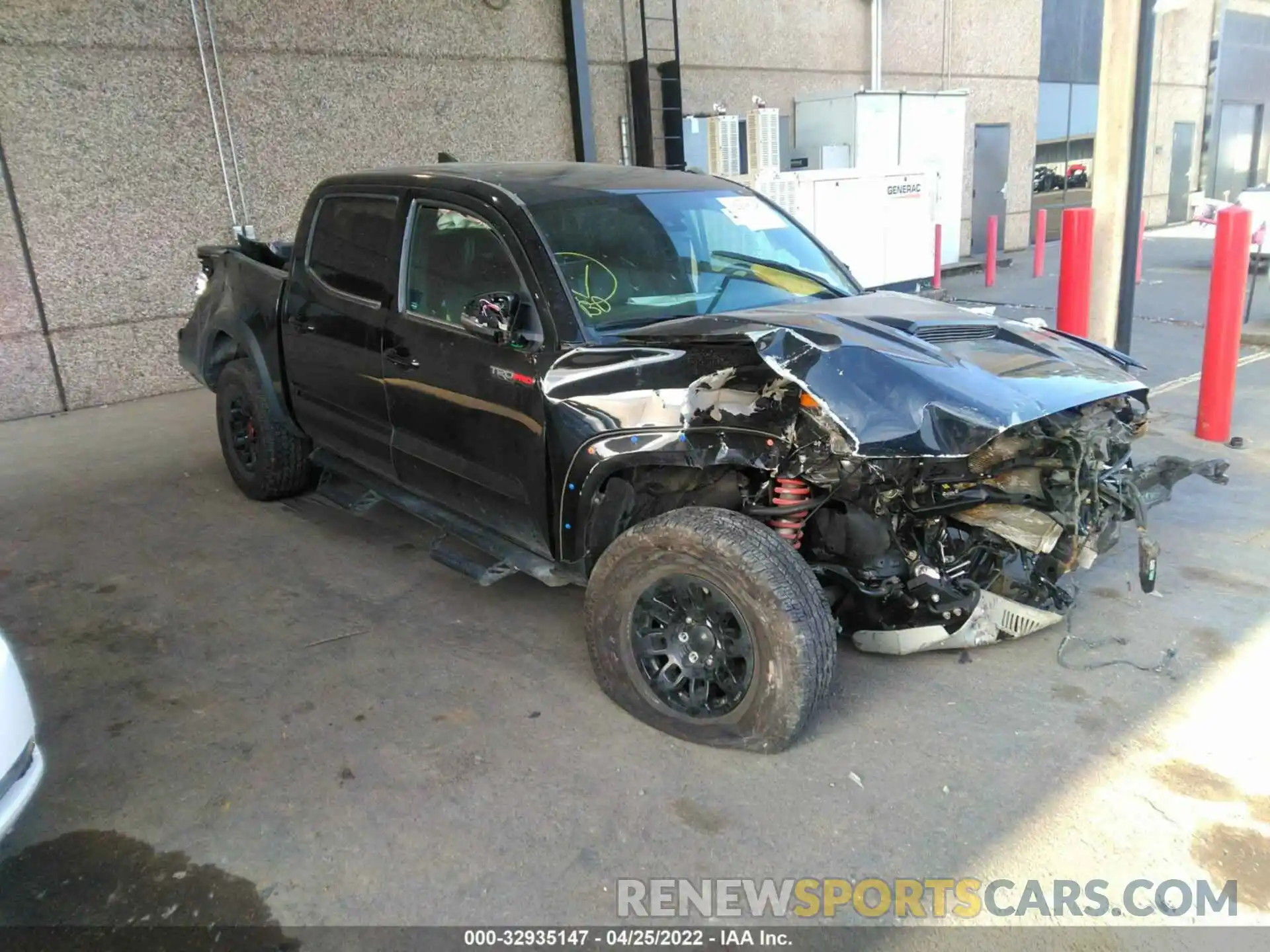 1 Photograph of a damaged car 5TFCZ5ANXKX205202 TOYOTA TACOMA 4WD 2019