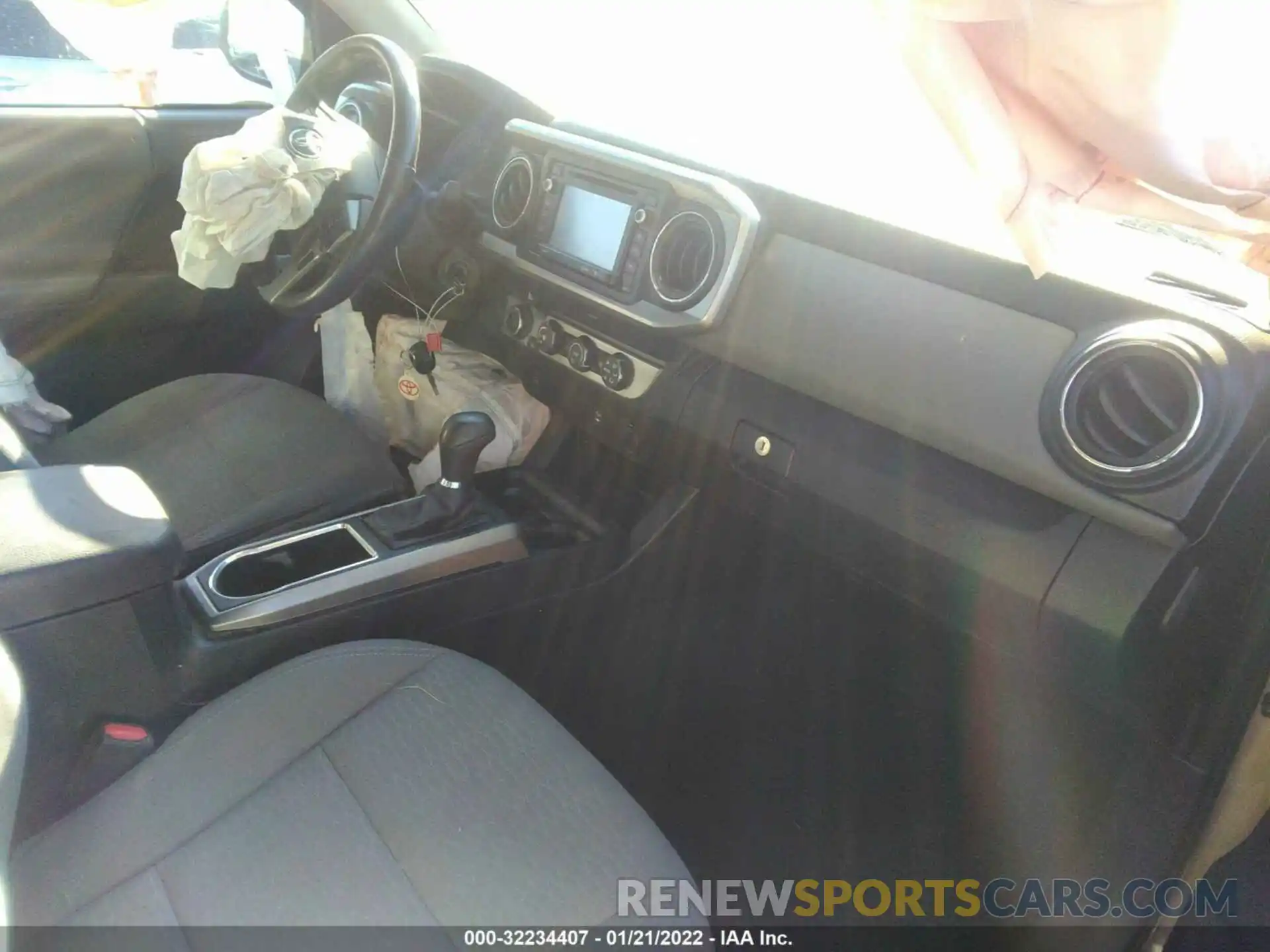 5 Photograph of a damaged car 5TFSZ5AN0KX170536 TOYOTA TACOMA 4WD 2019