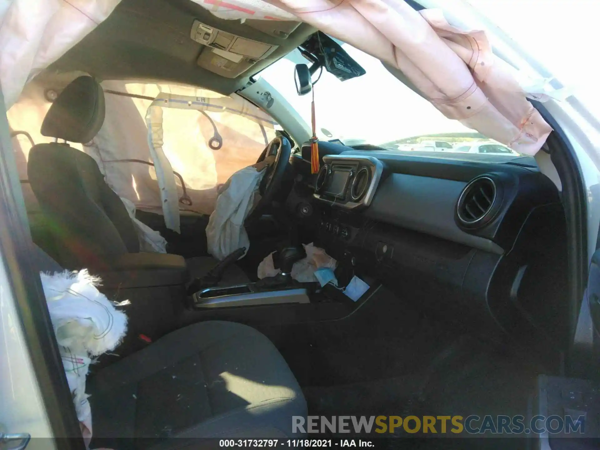 5 Photograph of a damaged car 5TFSZ5AN2KX171882 TOYOTA TACOMA 4WD 2019