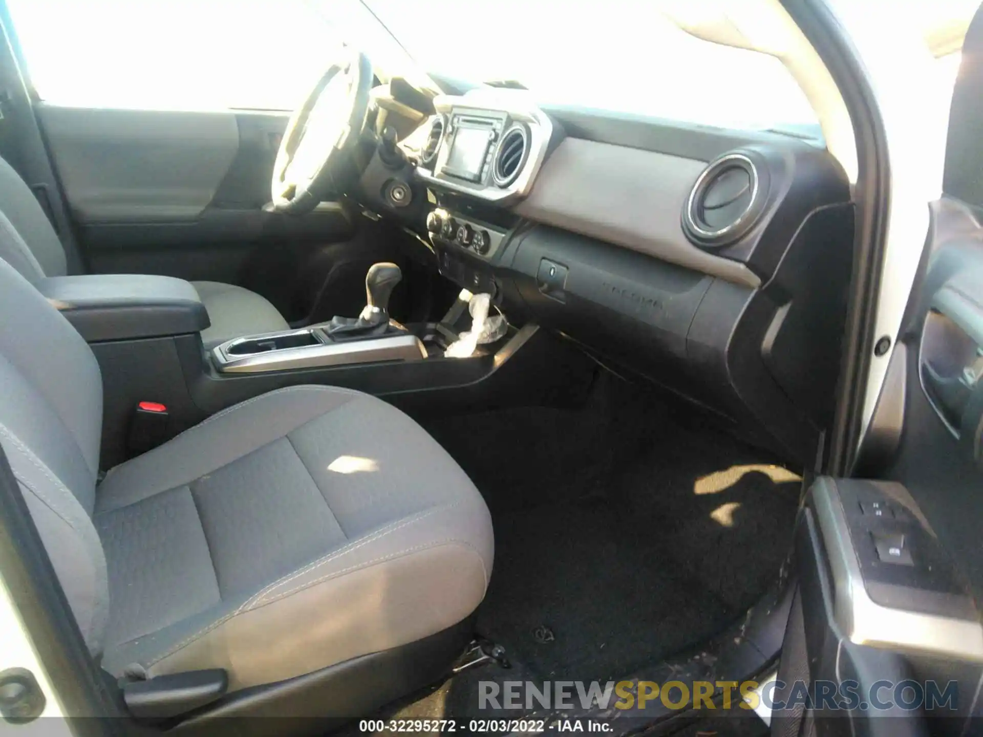 5 Photograph of a damaged car 5TFSZ5AN8KX209504 TOYOTA TACOMA 4WD 2019