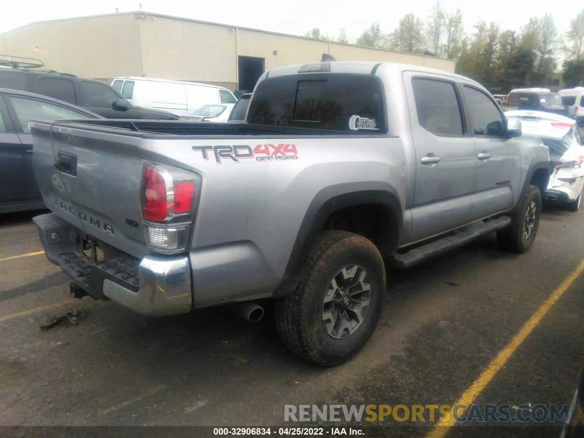 4 Photograph of a damaged car 3TMCZ5AN0LM296293 TOYOTA TACOMA 4WD 2020