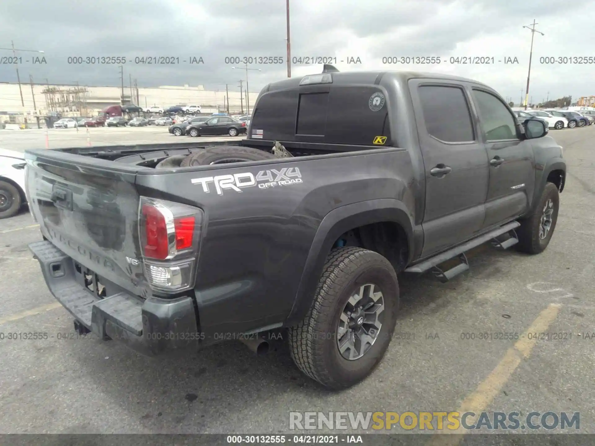 4 Photograph of a damaged car 3TMCZ5AN0LM323654 TOYOTA TACOMA 4WD 2020