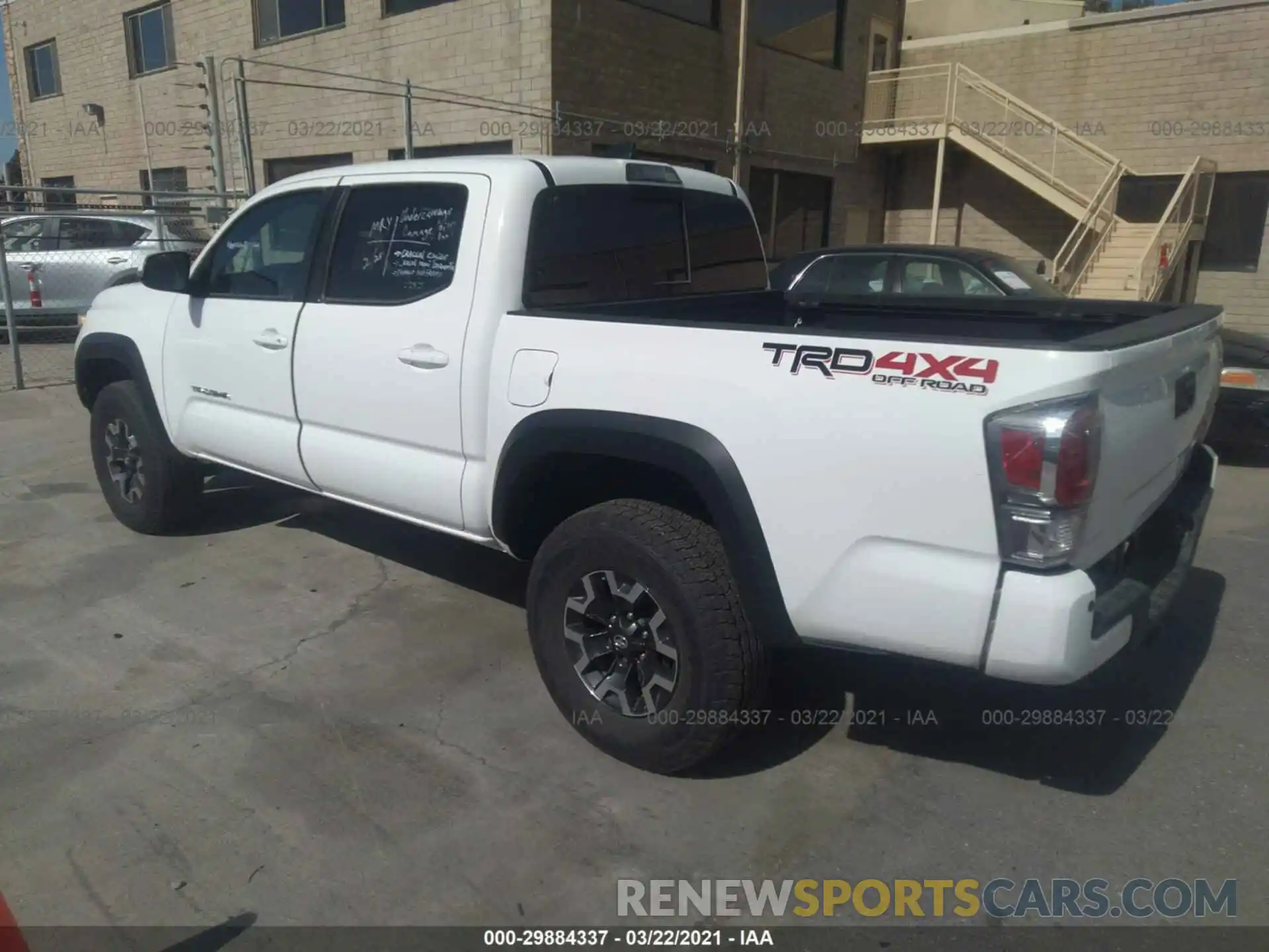 3 Фотография поврежденного автомобиля 3TMCZ5AN0LM328501 TOYOTA TACOMA 4WD 2020