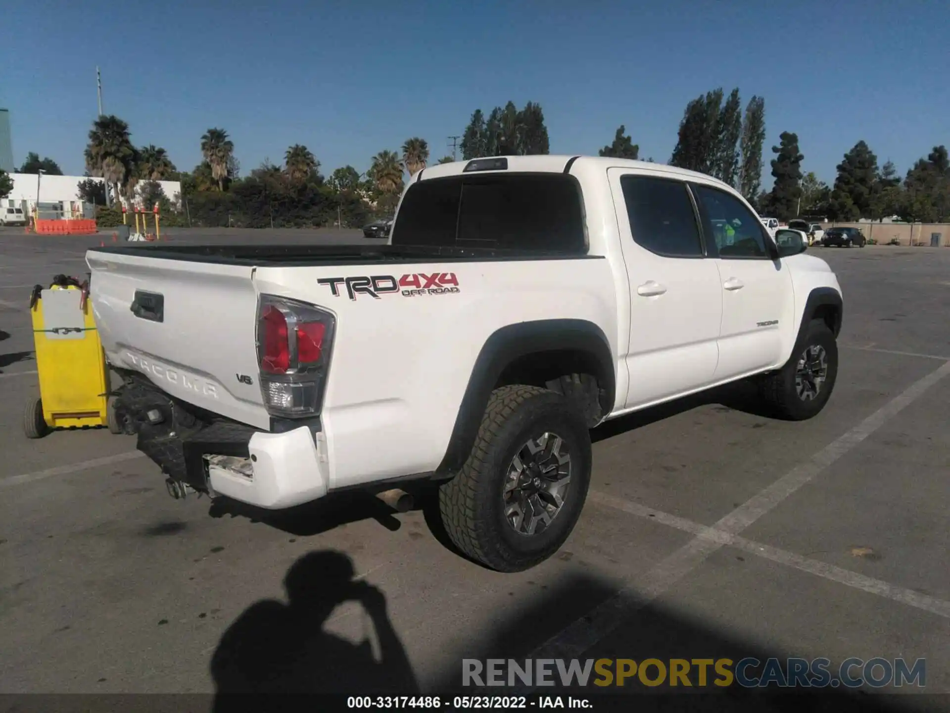 4 Photograph of a damaged car 3TMCZ5AN0LM330443 TOYOTA TACOMA 4WD 2020