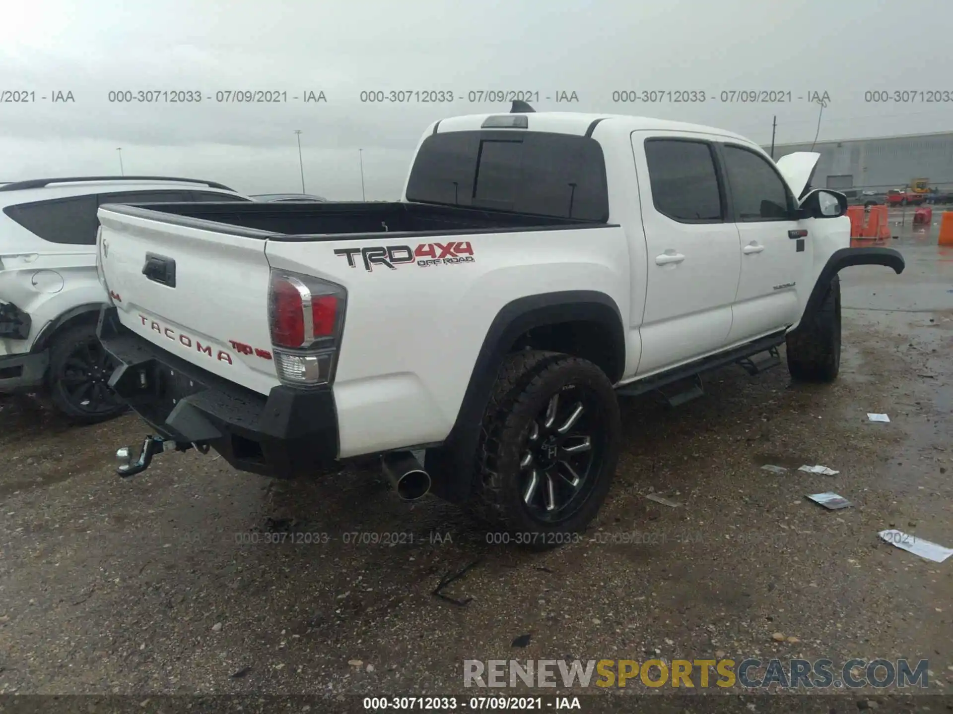 4 Photograph of a damaged car 3TMCZ5AN0LM343998 TOYOTA TACOMA 4WD 2020