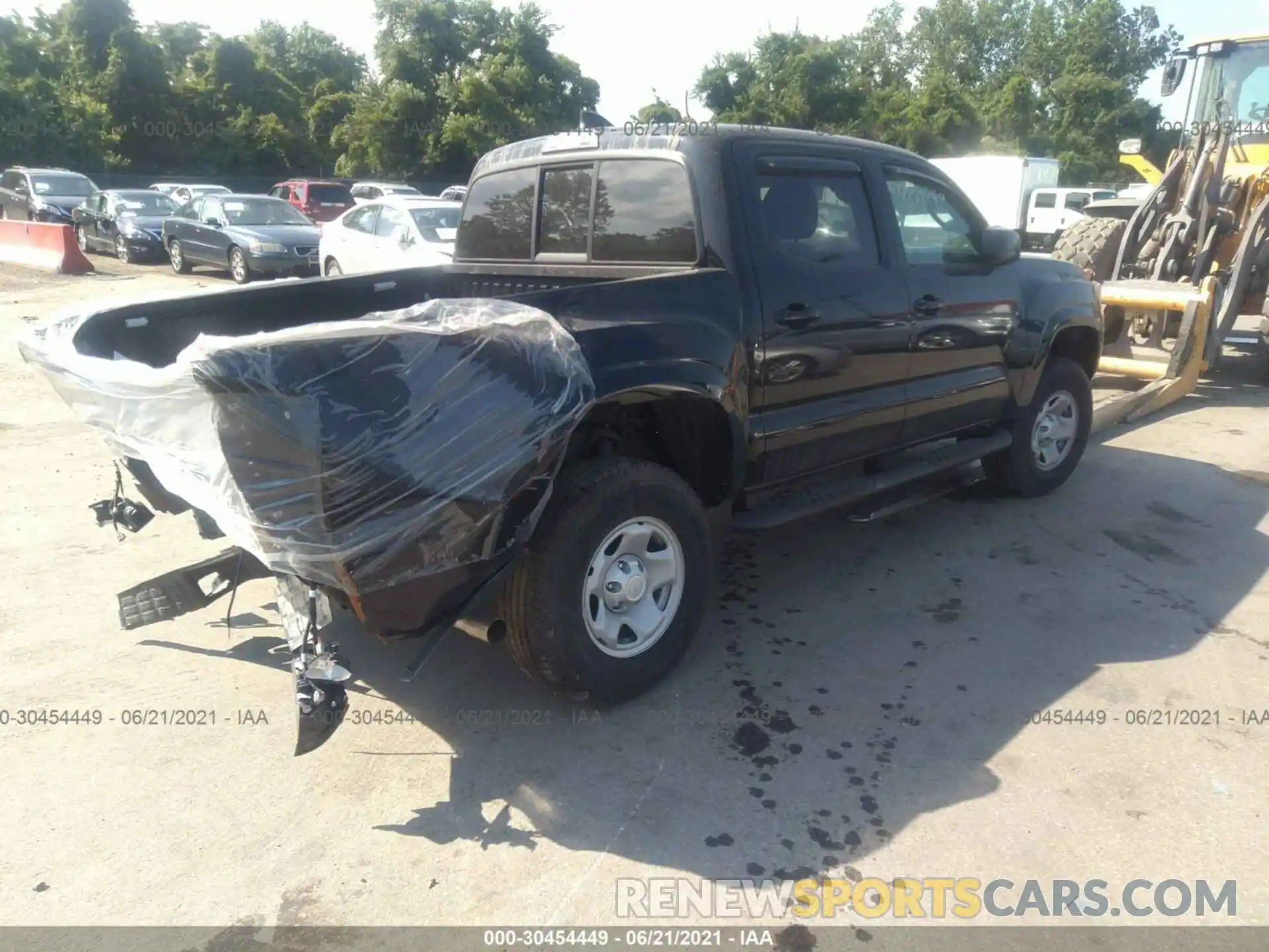 4 Photograph of a damaged car 3TMCZ5AN0LM352989 TOYOTA TACOMA 4WD 2020