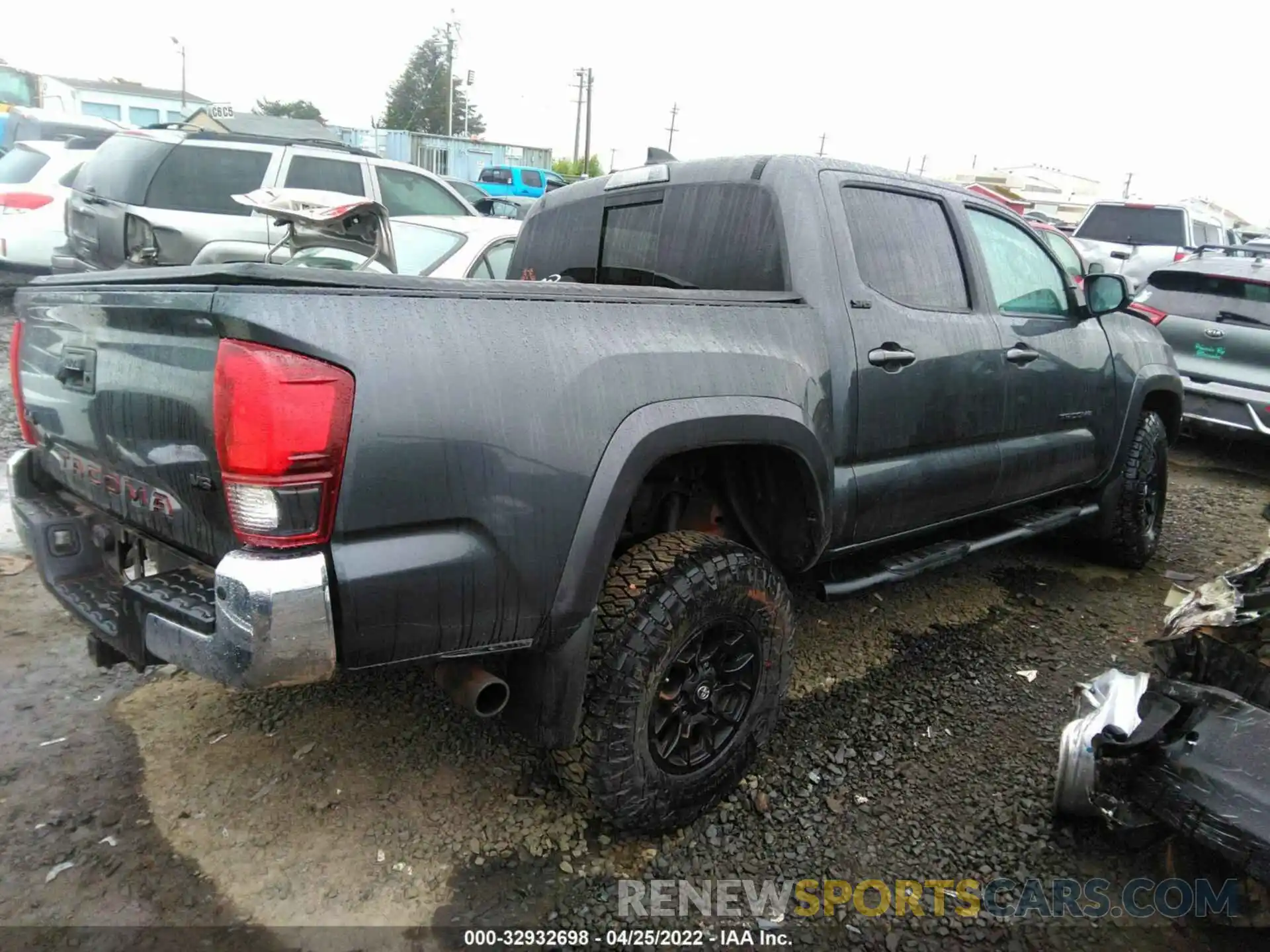 4 Photograph of a damaged car 3TMCZ5AN0LM359750 TOYOTA TACOMA 4WD 2020