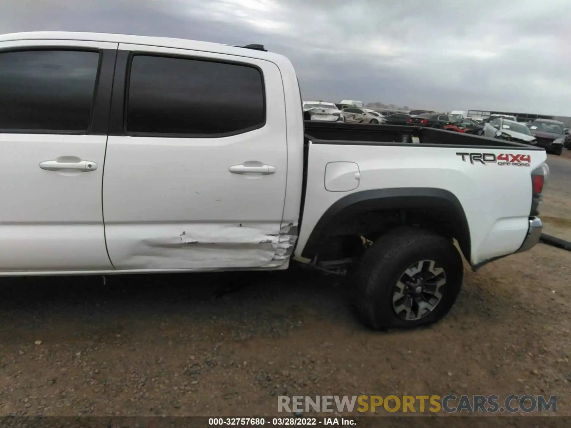 6 Photograph of a damaged car 3TMCZ5AN1LM309214 TOYOTA TACOMA 4WD 2020