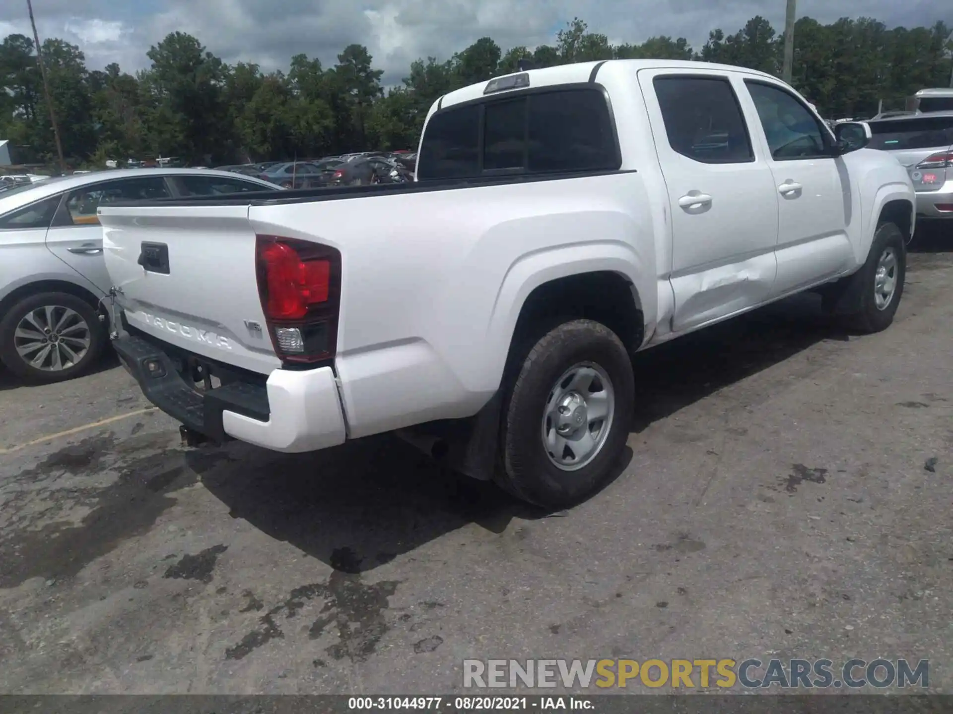 4 Photograph of a damaged car 3TMCZ5AN1LM312288 TOYOTA TACOMA 4WD 2020