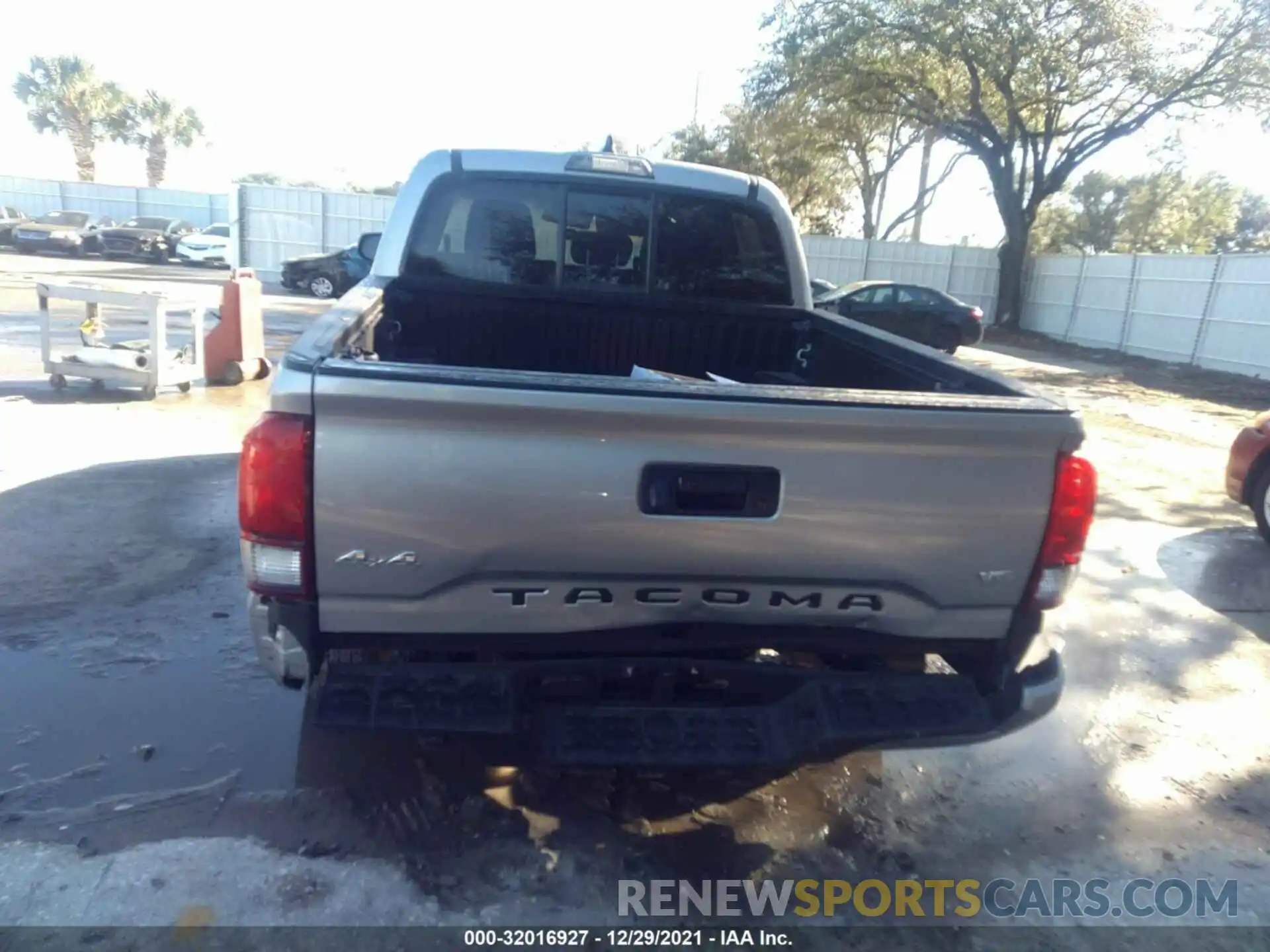 6 Photograph of a damaged car 3TMCZ5AN1LM350877 TOYOTA TACOMA 4WD 2020