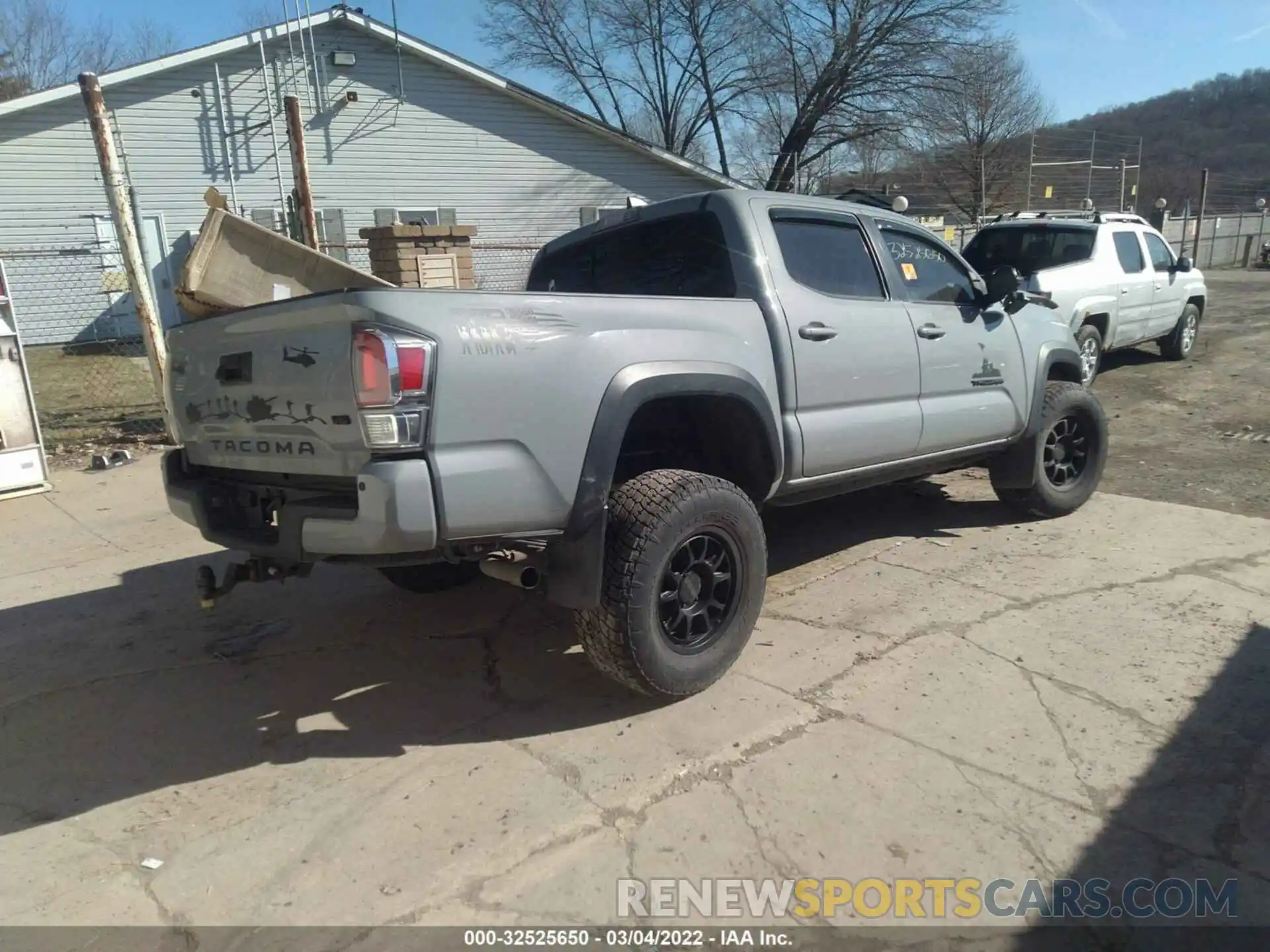 4 Photograph of a damaged car 3TMCZ5AN2LM316737 TOYOTA TACOMA 4WD 2020