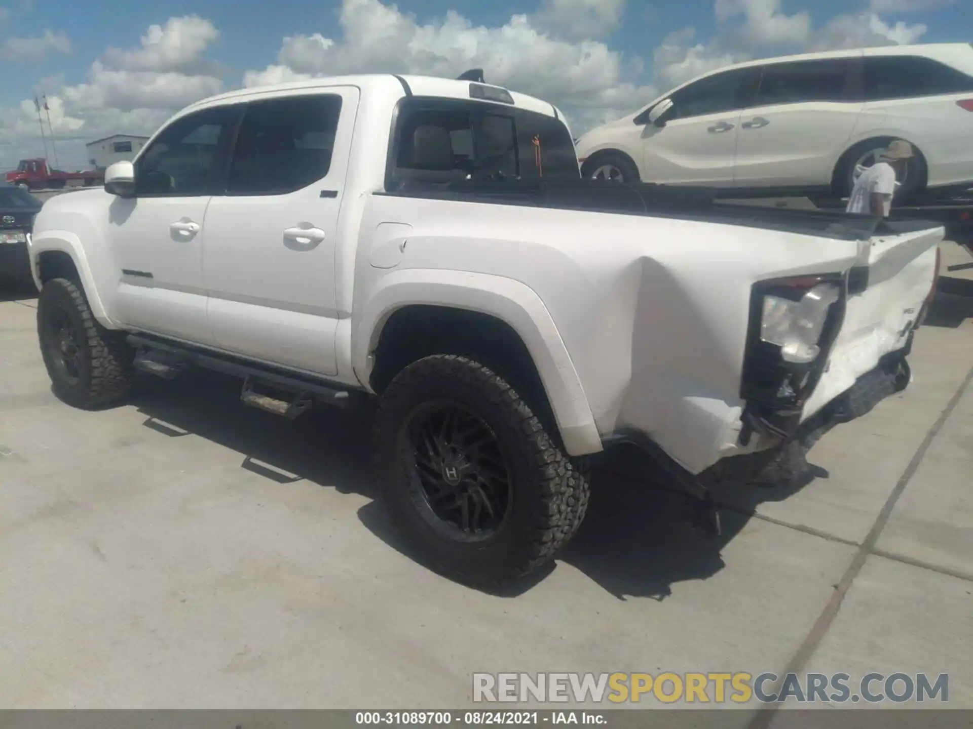 3 Фотография поврежденного автомобиля 3TMCZ5AN2LM339984 TOYOTA TACOMA 4WD 2020