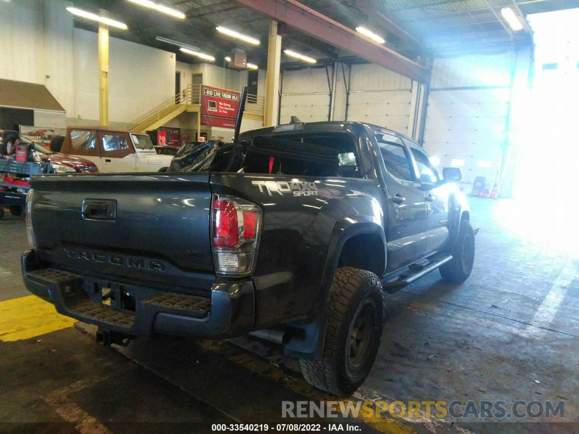 4 Photograph of a damaged car 3TMCZ5AN2LM350662 TOYOTA TACOMA 4WD 2020