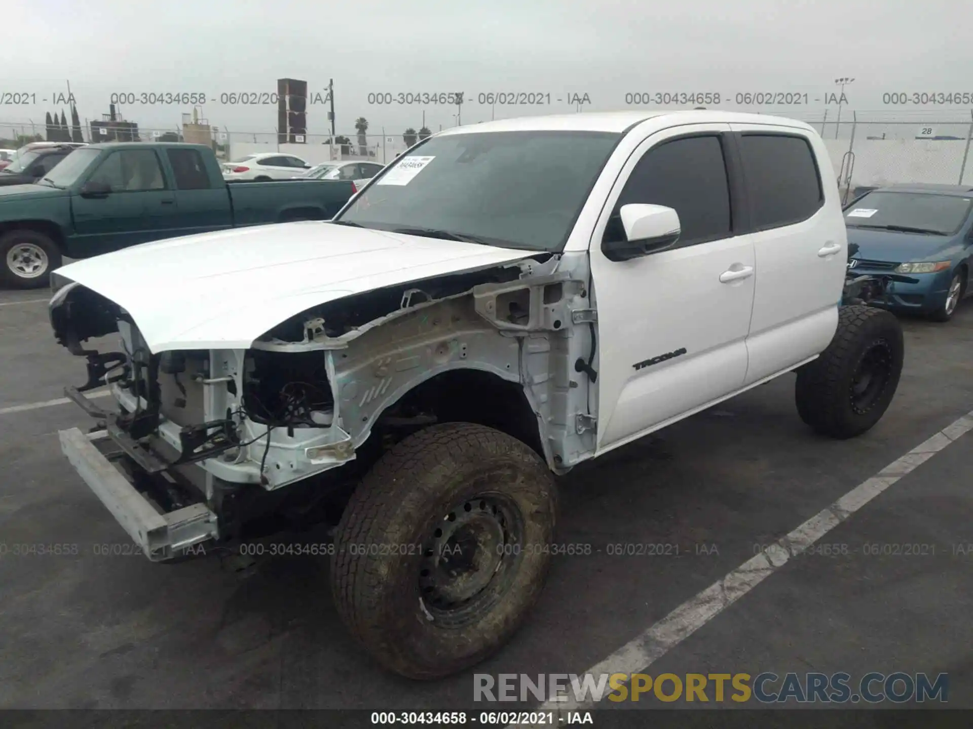 2 Фотография поврежденного автомобиля 3TMCZ5AN2LM361466 TOYOTA TACOMA 4WD 2020