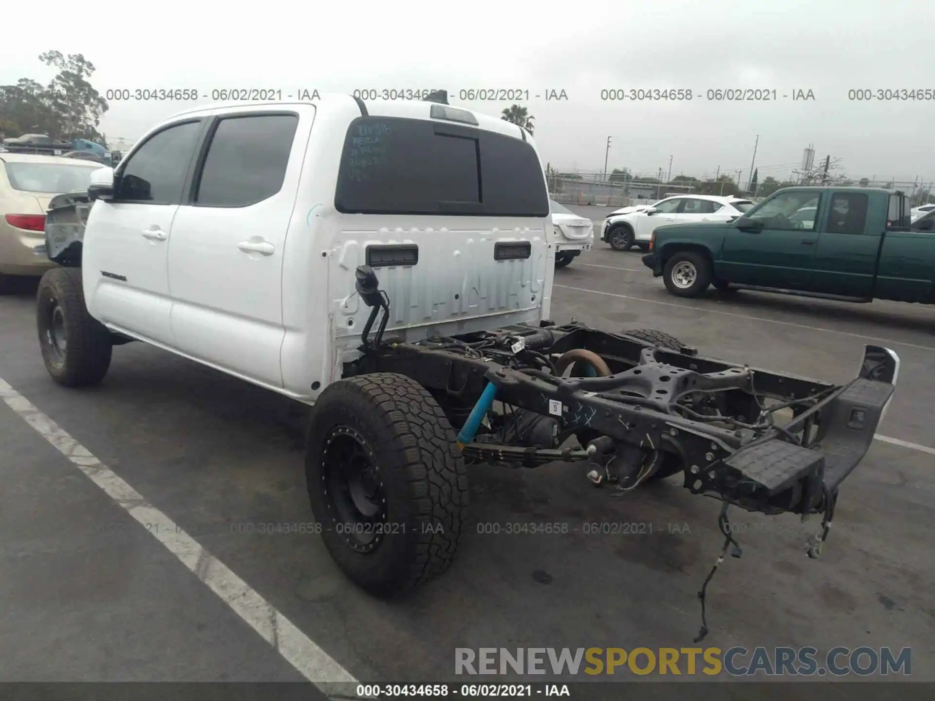 3 Фотография поврежденного автомобиля 3TMCZ5AN2LM361466 TOYOTA TACOMA 4WD 2020