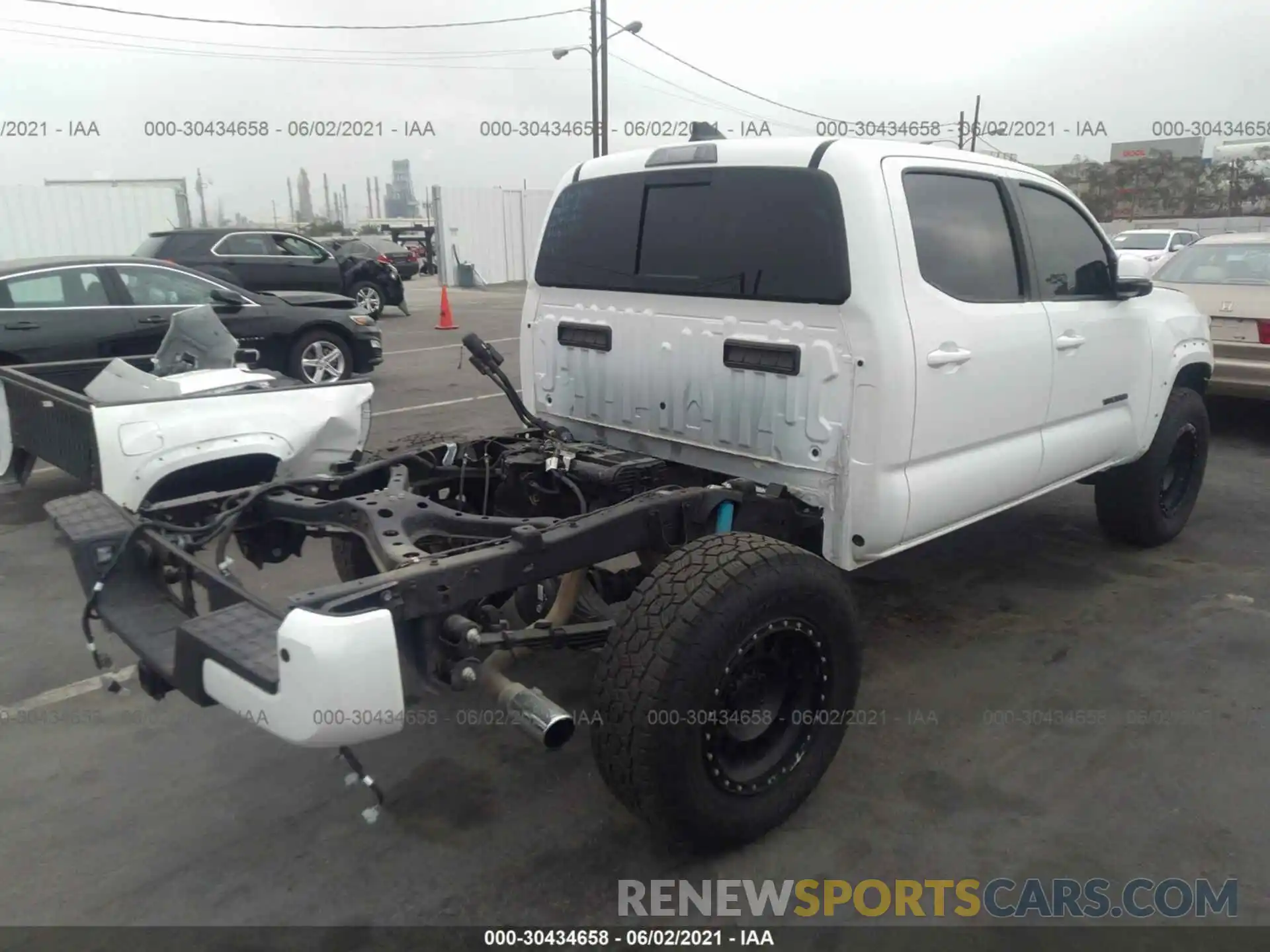 4 Photograph of a damaged car 3TMCZ5AN2LM361466 TOYOTA TACOMA 4WD 2020