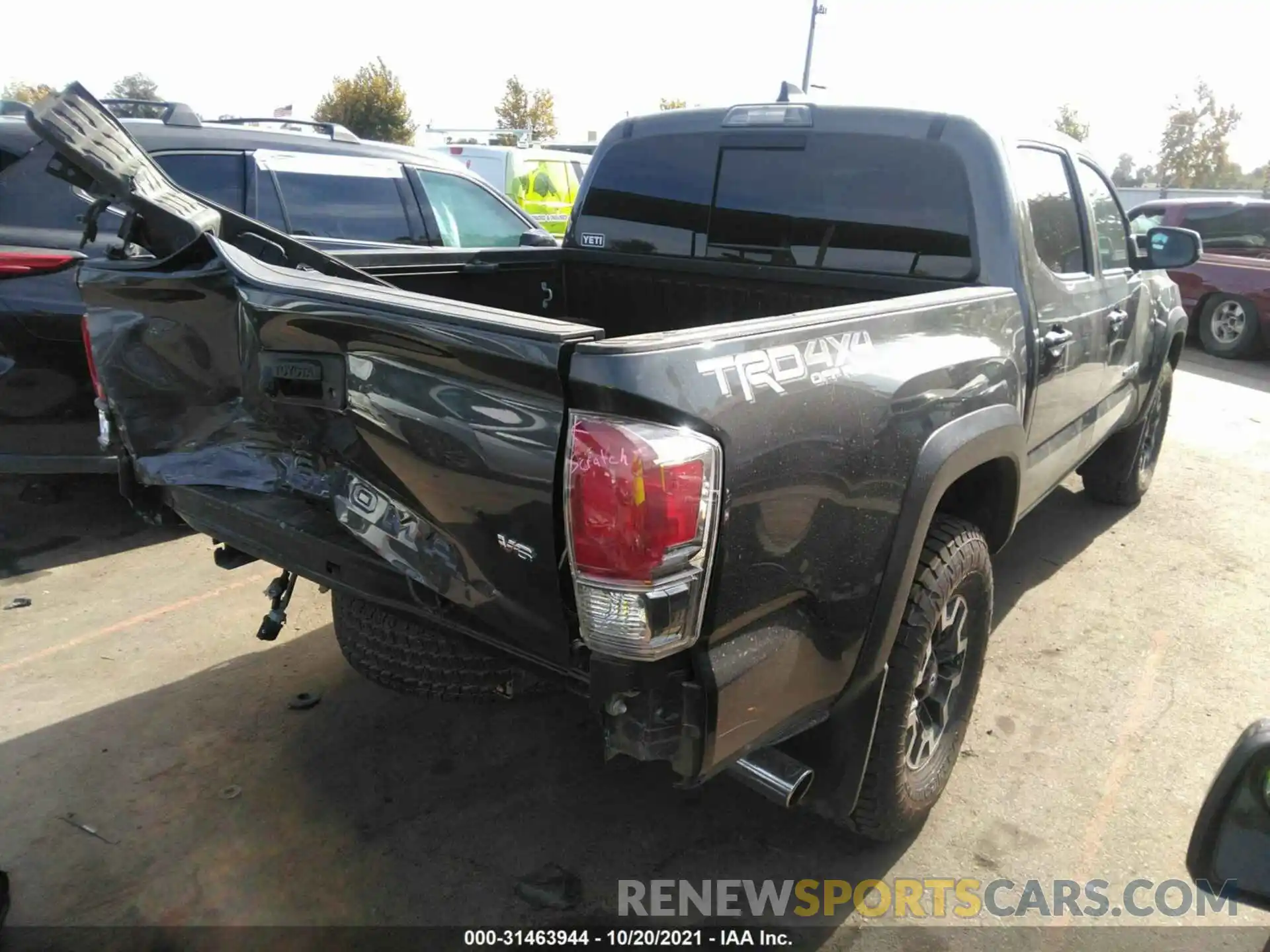 4 Photograph of a damaged car 3TMCZ5AN3LM319453 TOYOTA TACOMA 4WD 2020