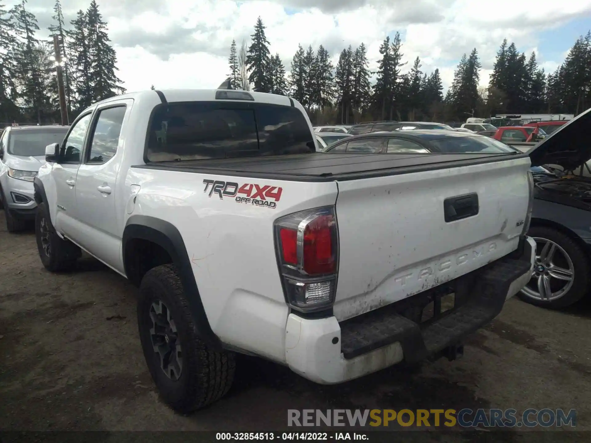 3 Фотография поврежденного автомобиля 3TMCZ5AN3LM338374 TOYOTA TACOMA 4WD 2020