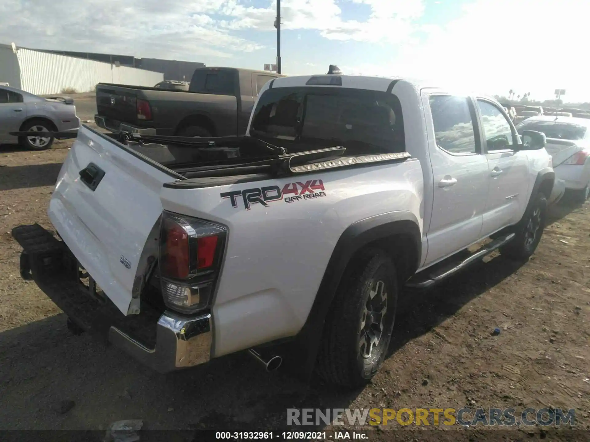 4 Photograph of a damaged car 3TMCZ5AN3LM351738 TOYOTA TACOMA 4WD 2020