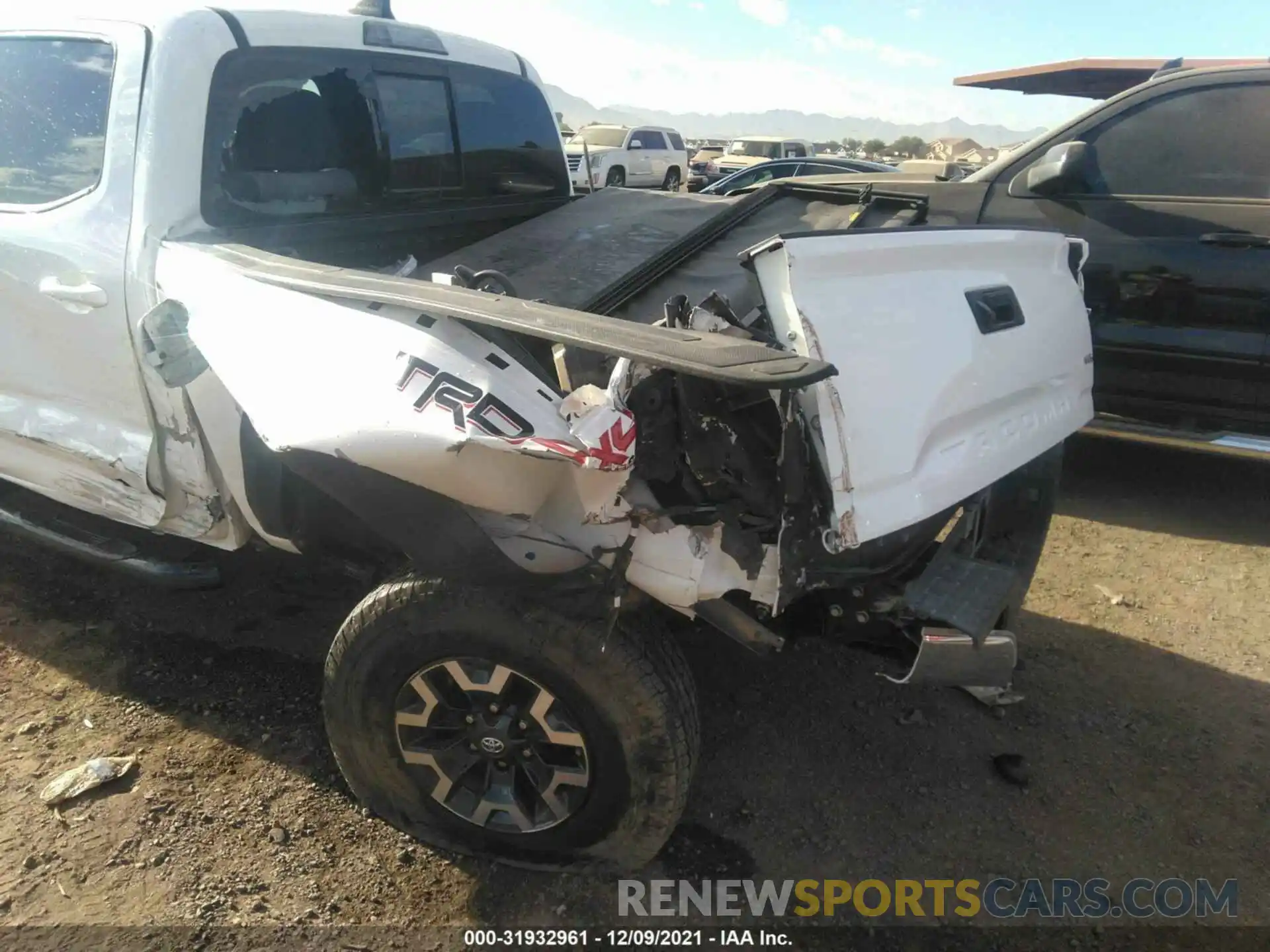 6 Photograph of a damaged car 3TMCZ5AN3LM351738 TOYOTA TACOMA 4WD 2020