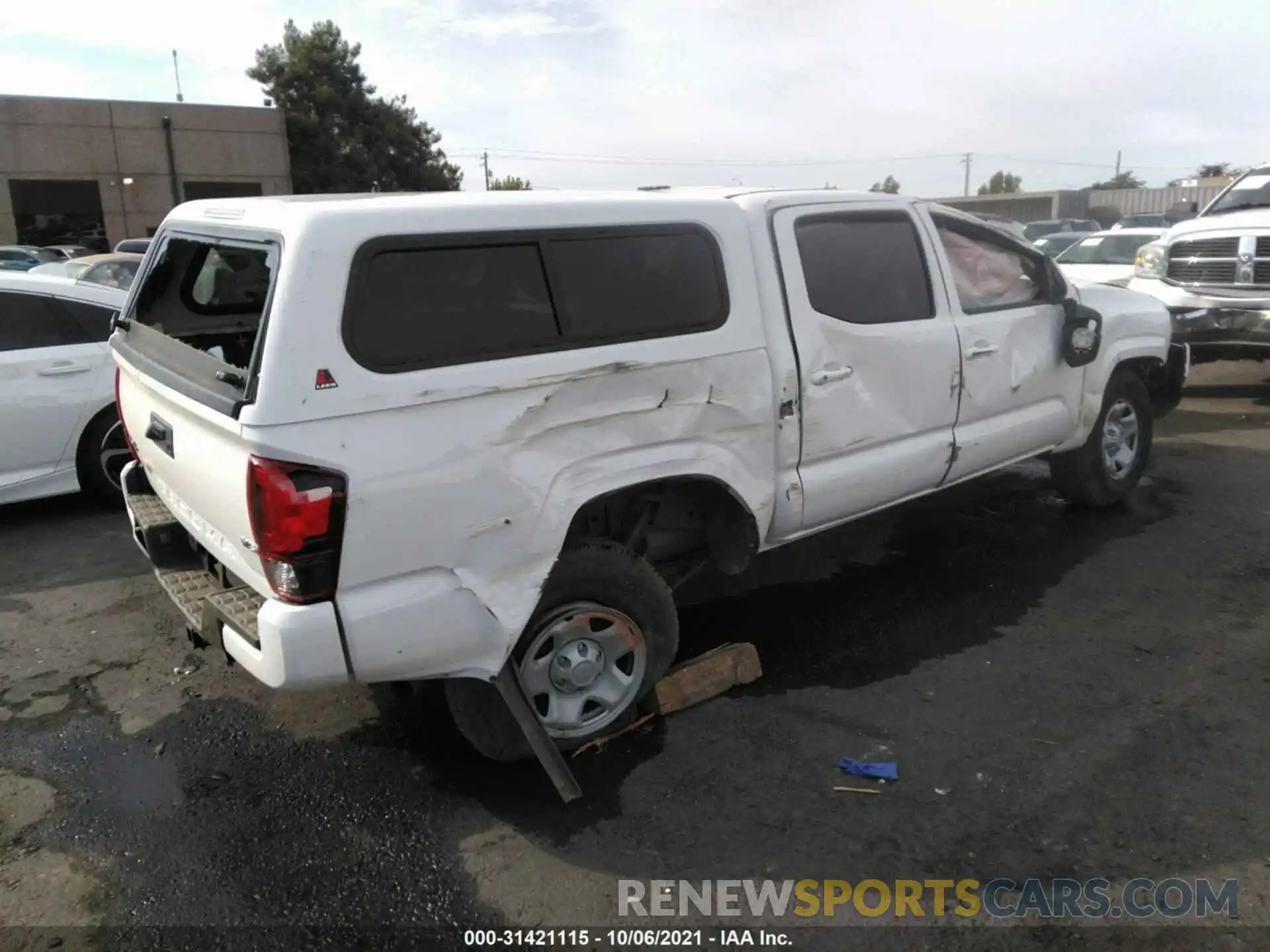 4 Photograph of a damaged car 3TMCZ5AN4LM288441 TOYOTA TACOMA 4WD 2020