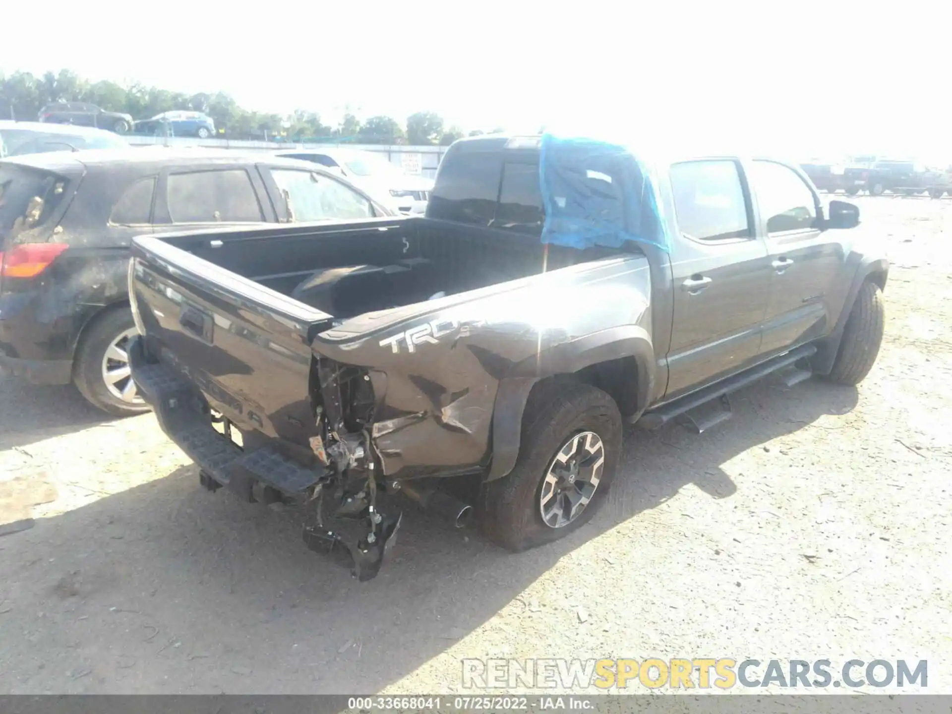 4 Фотография поврежденного автомобиля 3TMCZ5AN4LM306503 TOYOTA TACOMA 4WD 2020