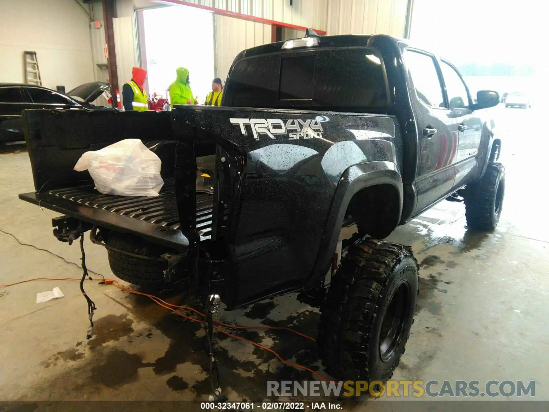 4 Photograph of a damaged car 3TMCZ5AN4LM310163 TOYOTA TACOMA 4WD 2020