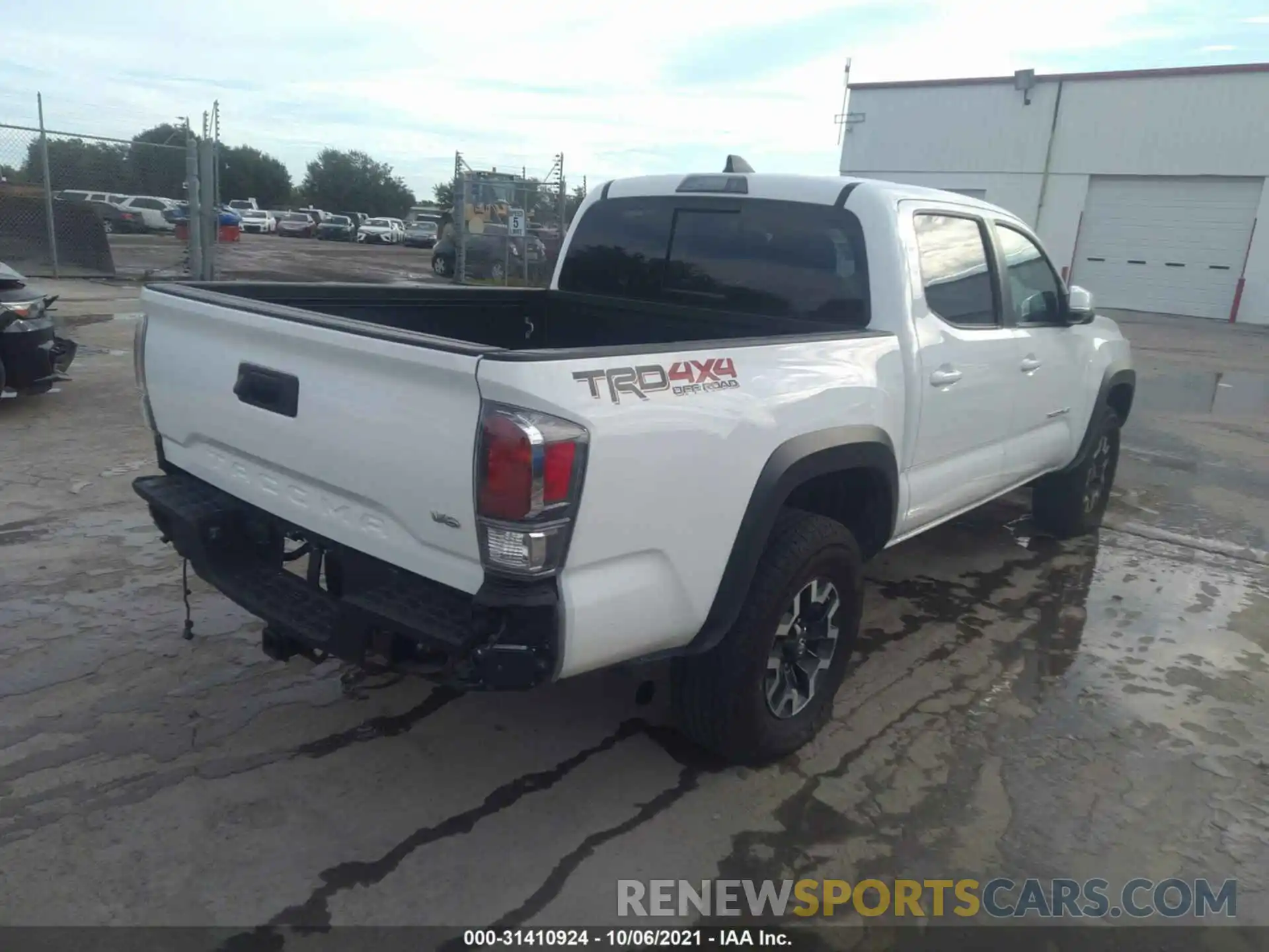 4 Photograph of a damaged car 3TMCZ5AN4LM320515 TOYOTA TACOMA 4WD 2020