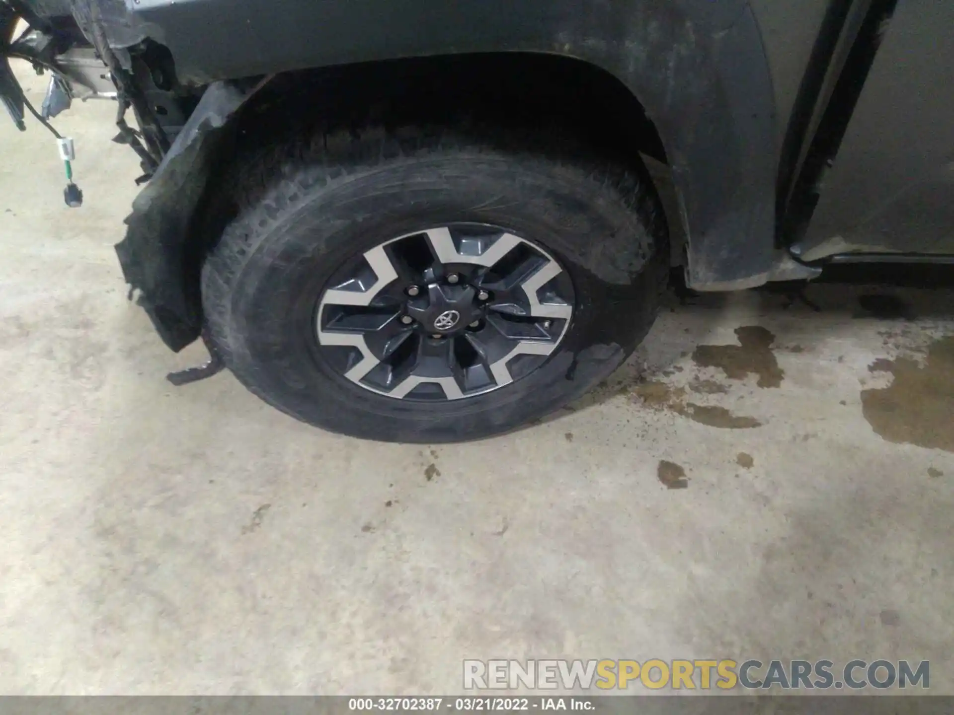 13 Photograph of a damaged car 3TMCZ5AN4LM326556 TOYOTA TACOMA 4WD 2020