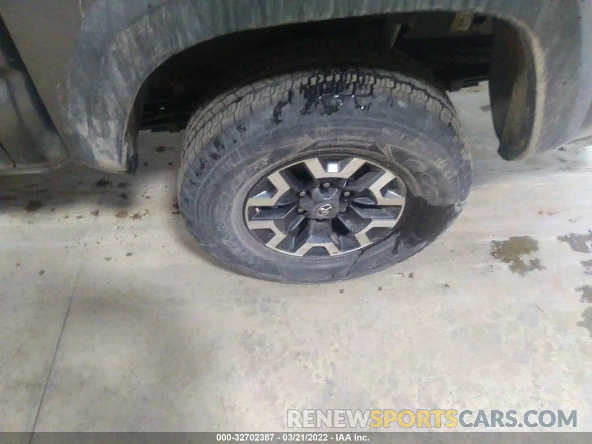 14 Photograph of a damaged car 3TMCZ5AN4LM326556 TOYOTA TACOMA 4WD 2020