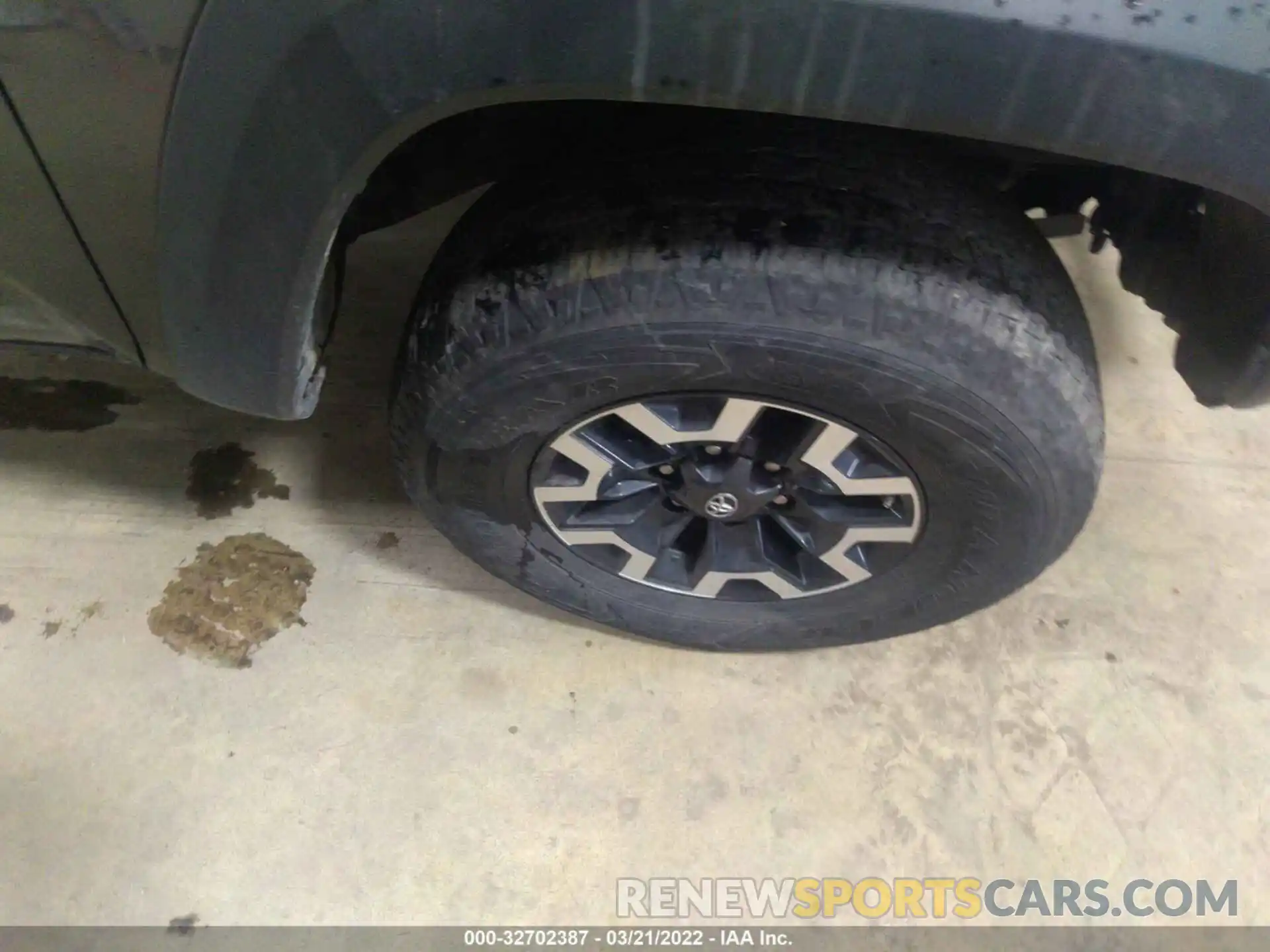 15 Photograph of a damaged car 3TMCZ5AN4LM326556 TOYOTA TACOMA 4WD 2020