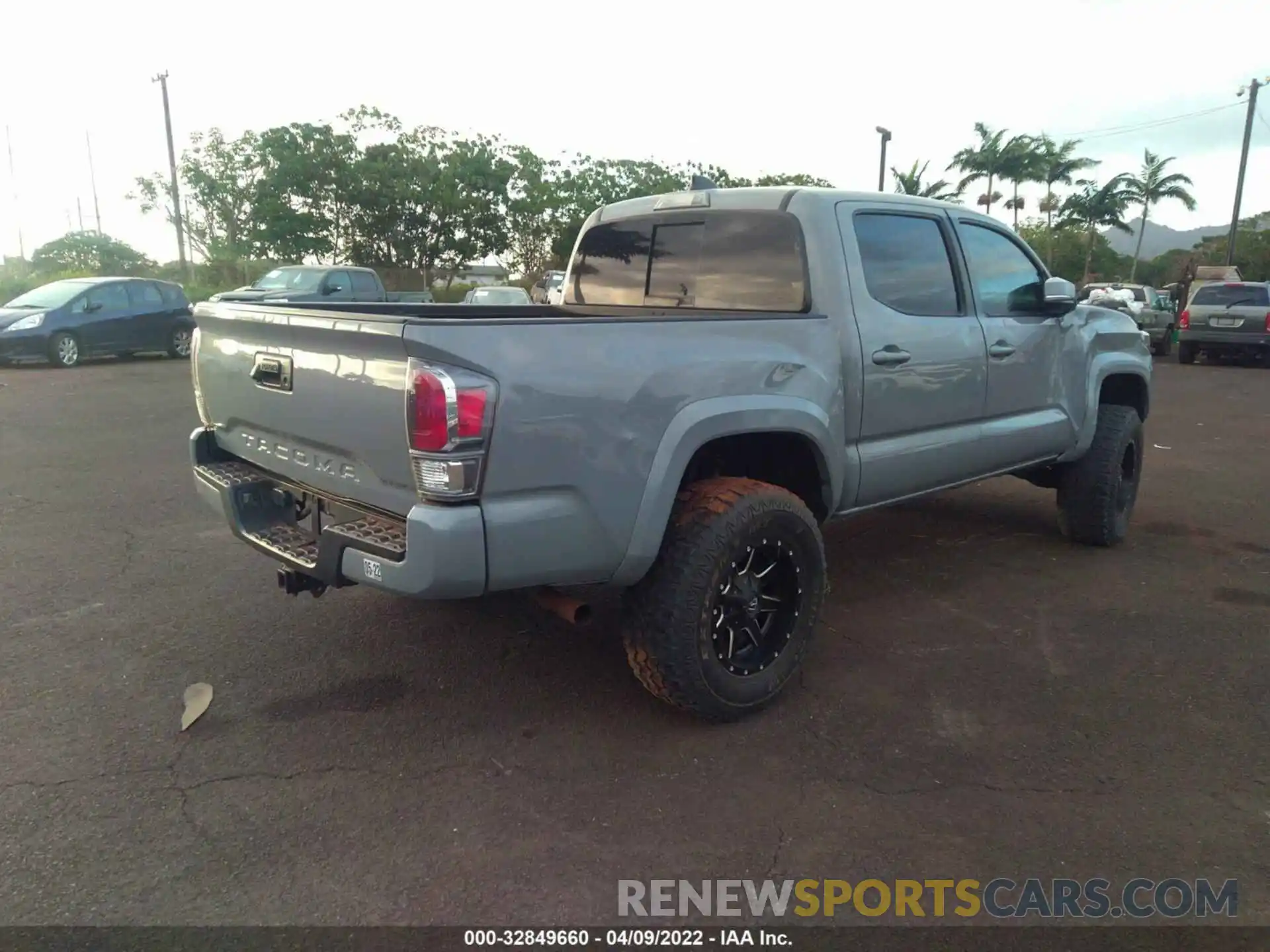 4 Photograph of a damaged car 3TMCZ5AN4LM341168 TOYOTA TACOMA 4WD 2020