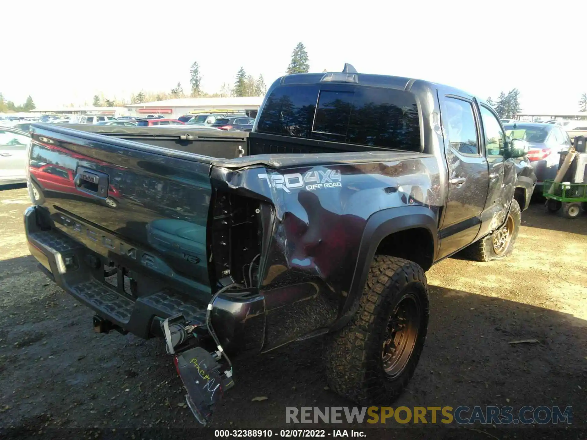 4 Photograph of a damaged car 3TMCZ5AN4LM361923 TOYOTA TACOMA 4WD 2020