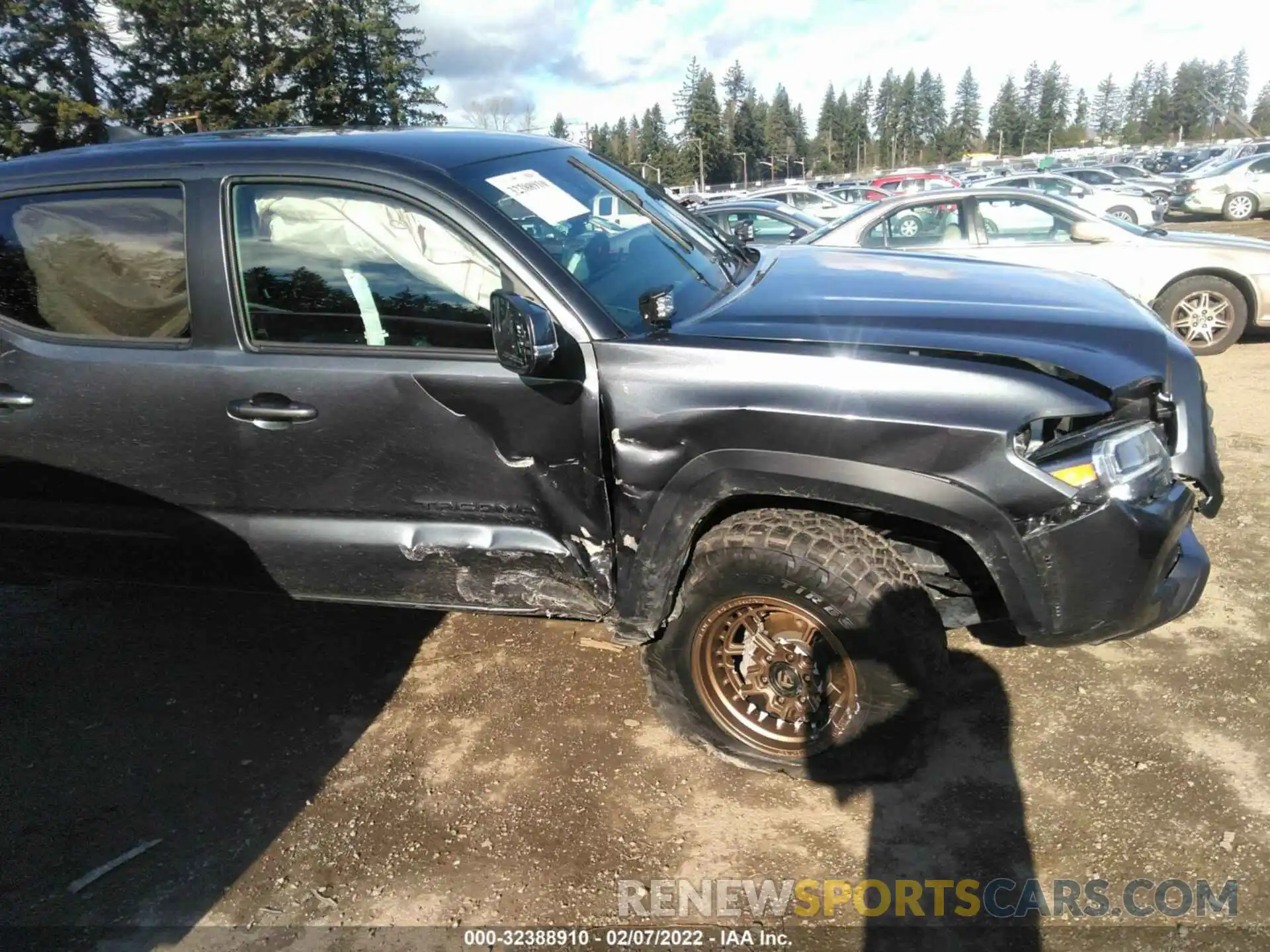 6 Photograph of a damaged car 3TMCZ5AN4LM361923 TOYOTA TACOMA 4WD 2020