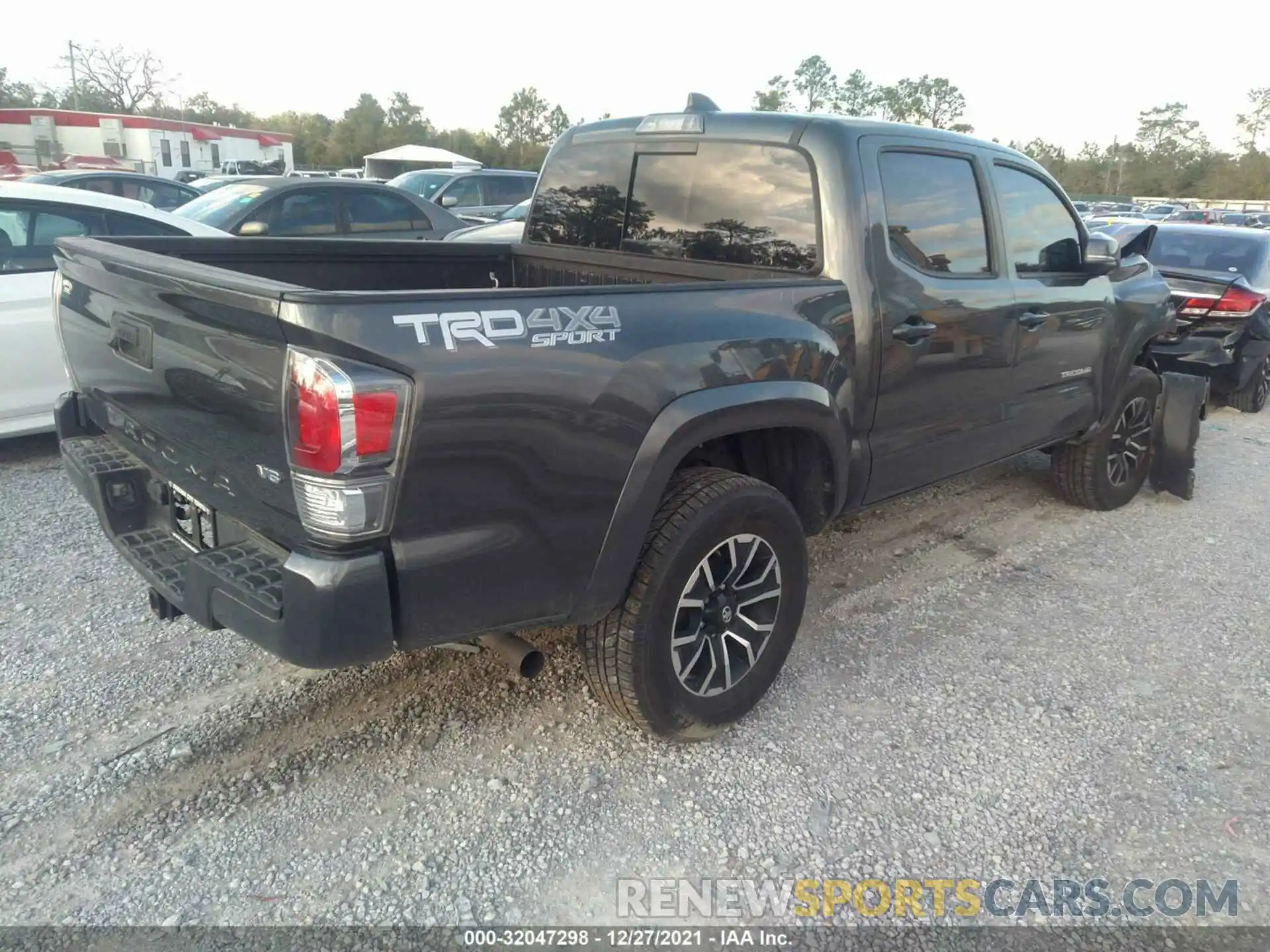 4 Photograph of a damaged car 3TMCZ5AN5LM311418 TOYOTA TACOMA 4WD 2020