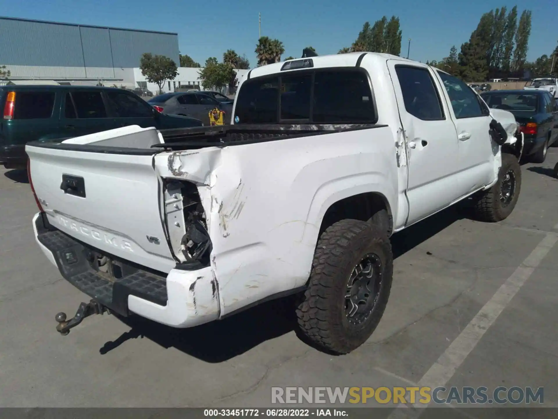 4 Photograph of a damaged car 3TMCZ5AN5LM313296 TOYOTA TACOMA 4WD 2020