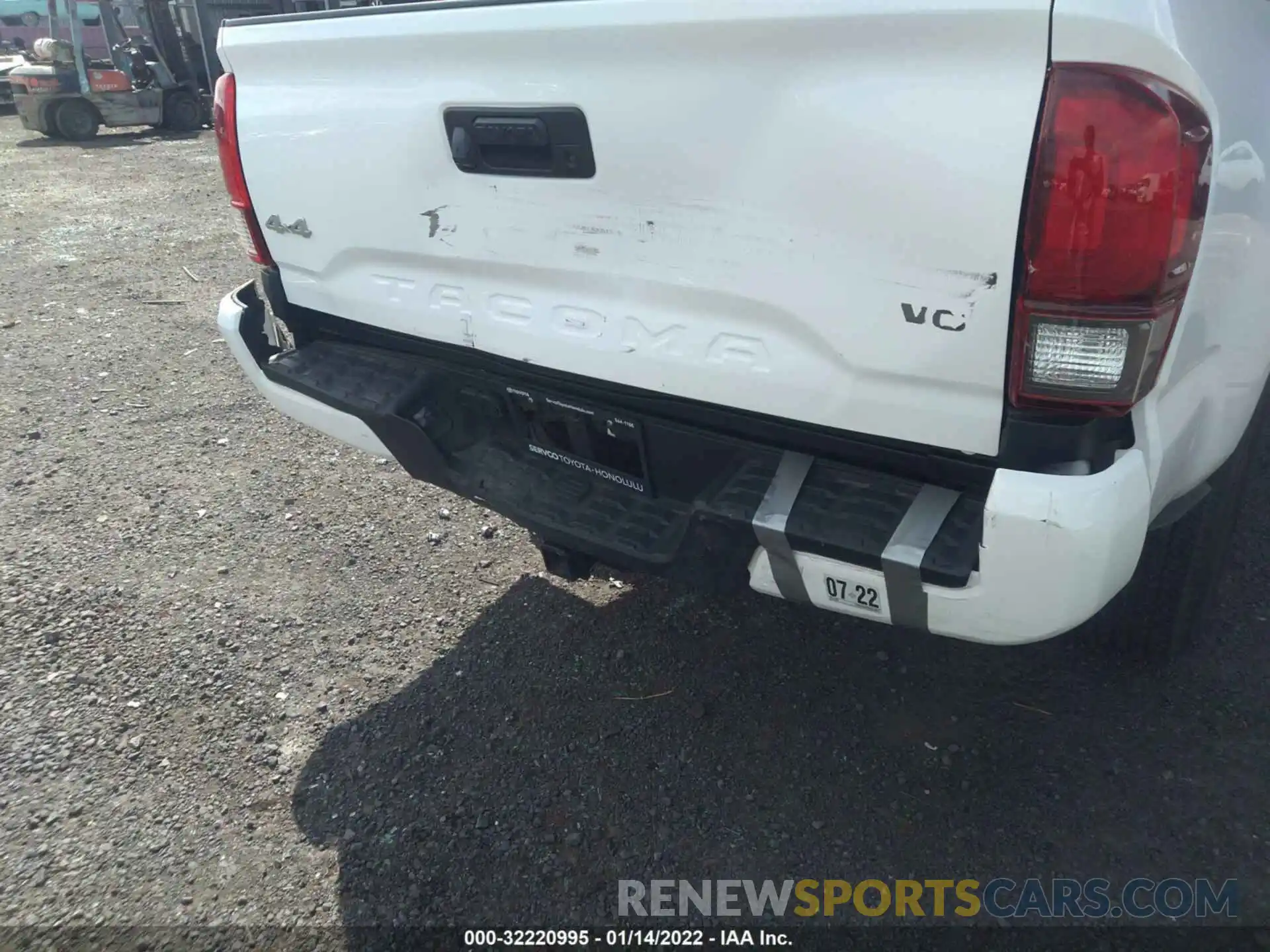 6 Photograph of a damaged car 3TMCZ5AN5LM318577 TOYOTA TACOMA 4WD 2020