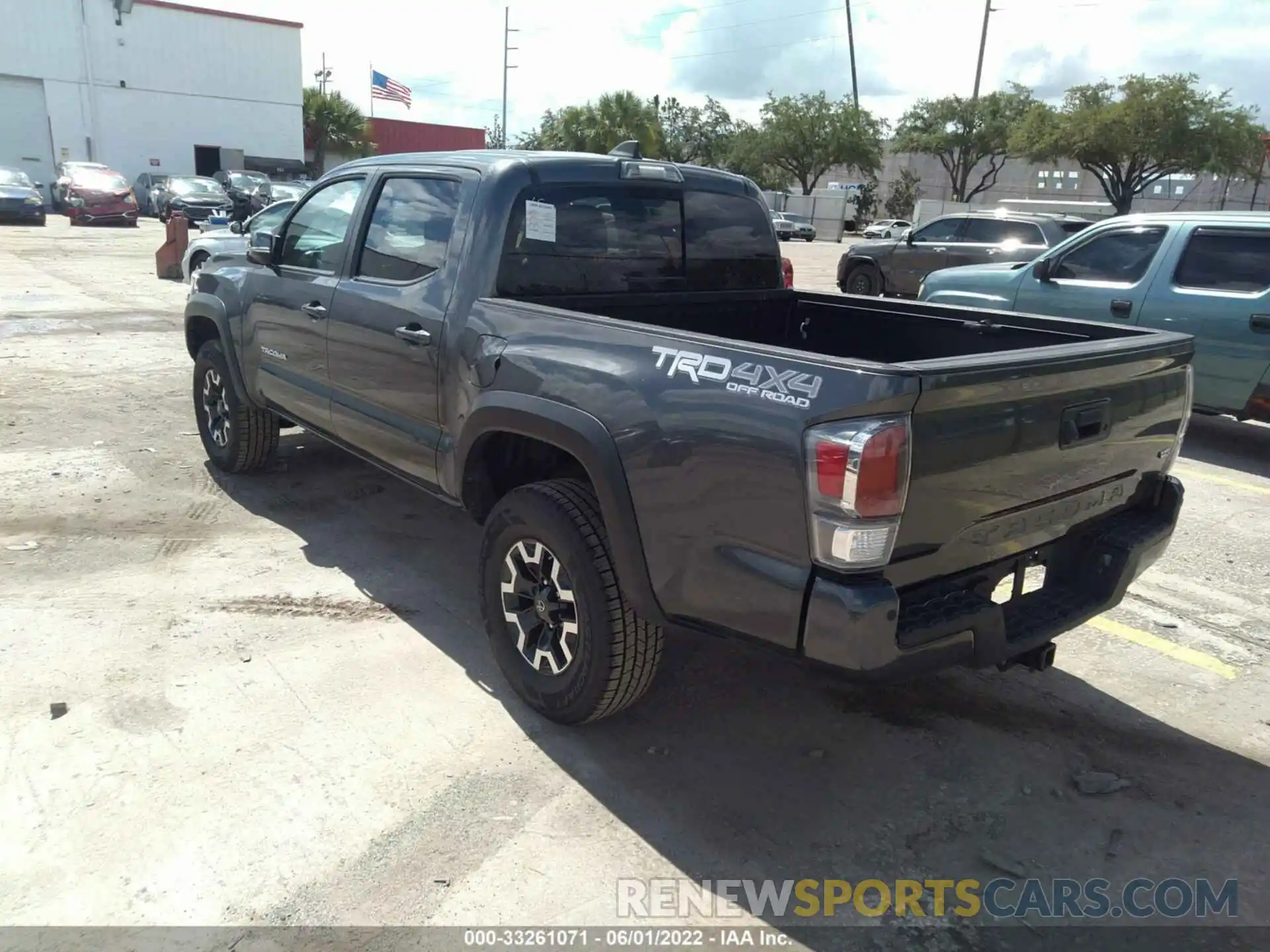 3 Фотография поврежденного автомобиля 3TMCZ5AN5LM329532 TOYOTA TACOMA 4WD 2020