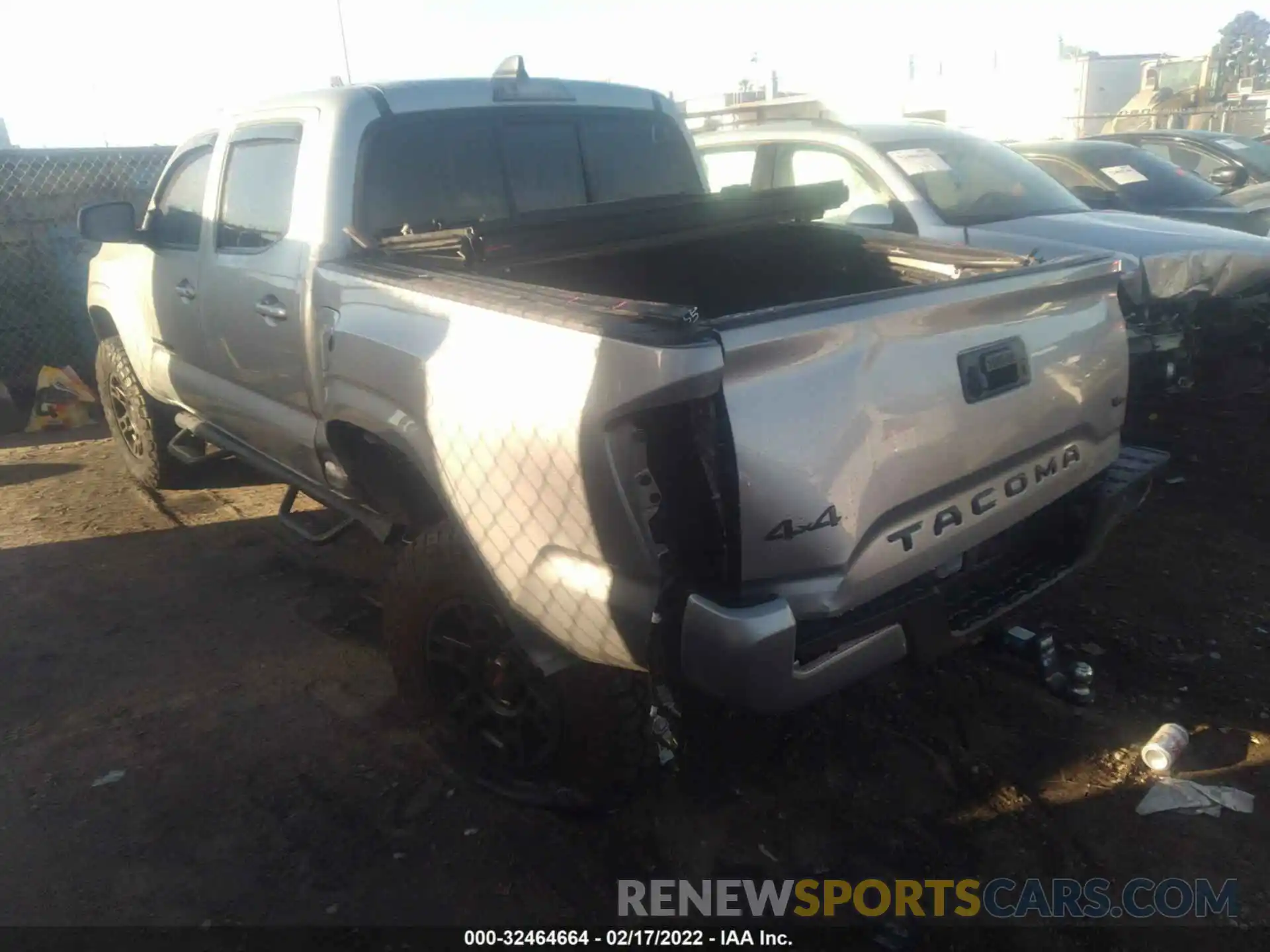 3 Фотография поврежденного автомобиля 3TMCZ5AN5LM358044 TOYOTA TACOMA 4WD 2020