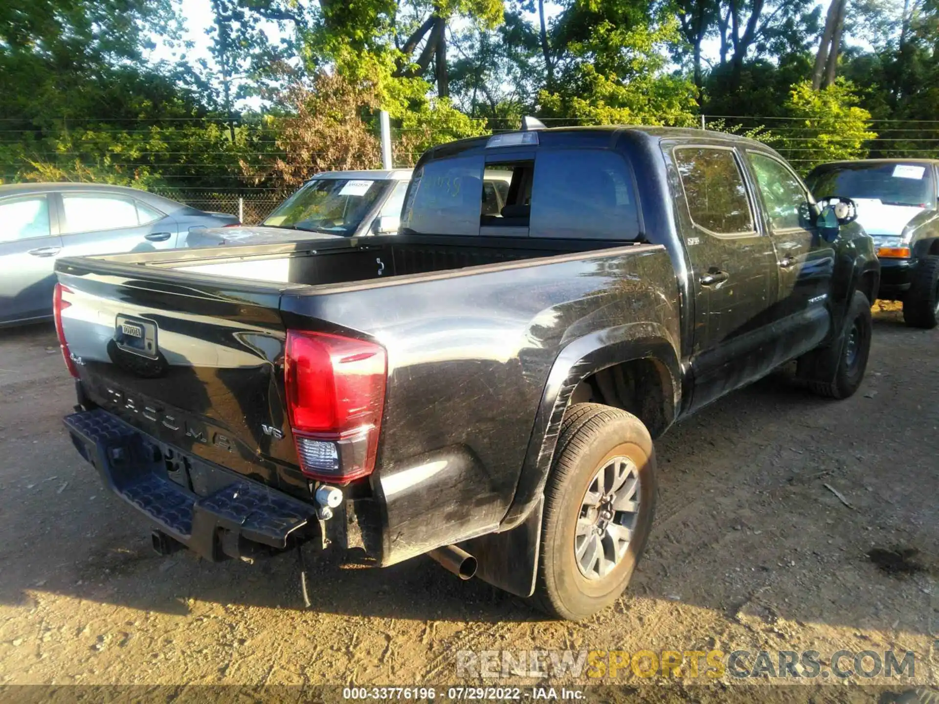 4 Photograph of a damaged car 3TMCZ5AN6LM321438 TOYOTA TACOMA 4WD 2020