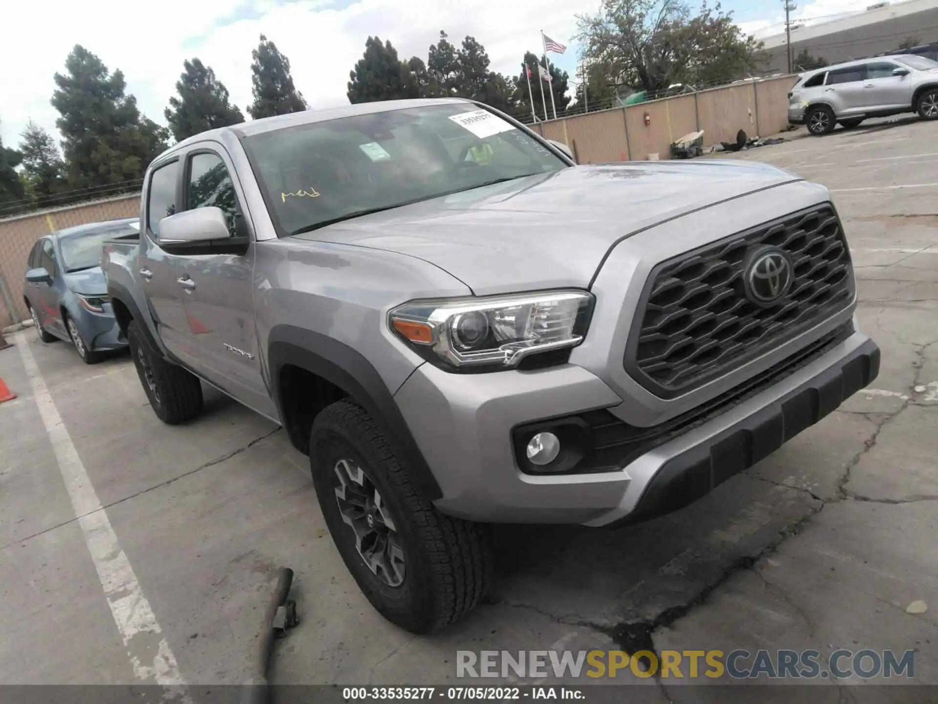 1 Photograph of a damaged car 3TMCZ5AN6LM323416 TOYOTA TACOMA 4WD 2020