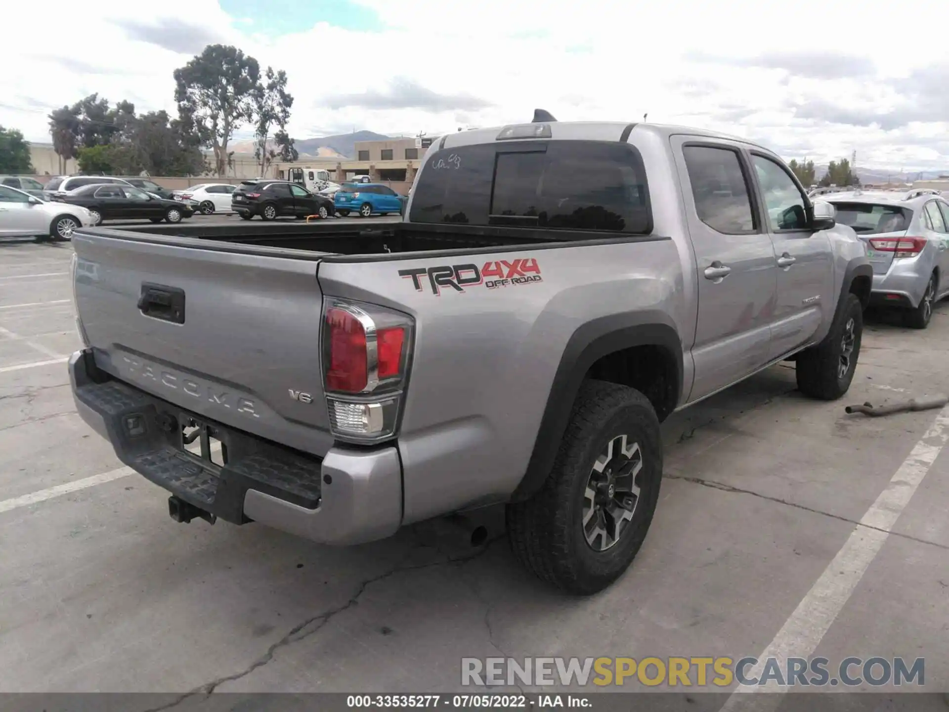 4 Photograph of a damaged car 3TMCZ5AN6LM323416 TOYOTA TACOMA 4WD 2020