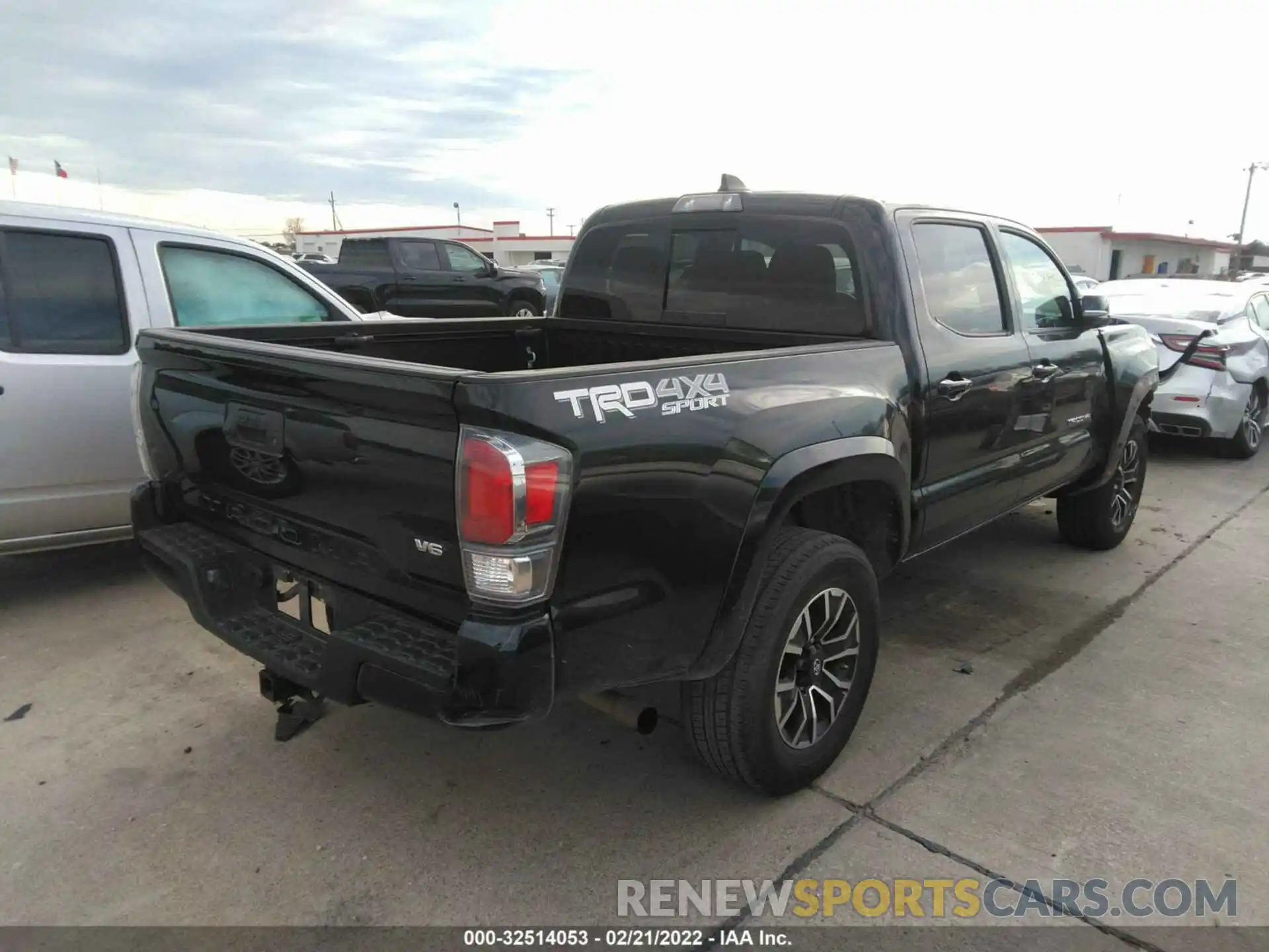 4 Photograph of a damaged car 3TMCZ5AN6LM324453 TOYOTA TACOMA 4WD 2020