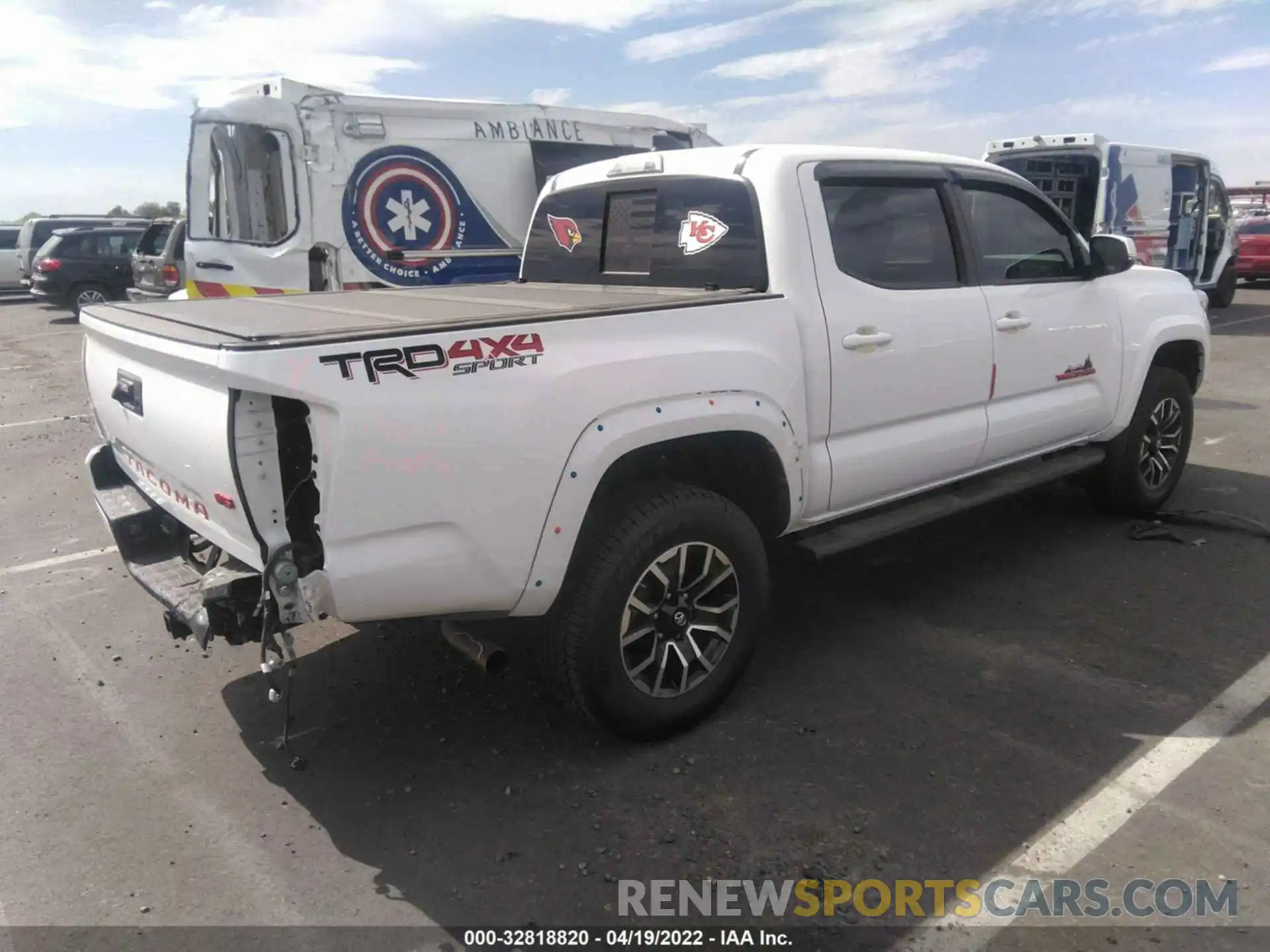 4 Photograph of a damaged car 3TMCZ5AN6LM324825 TOYOTA TACOMA 4WD 2020