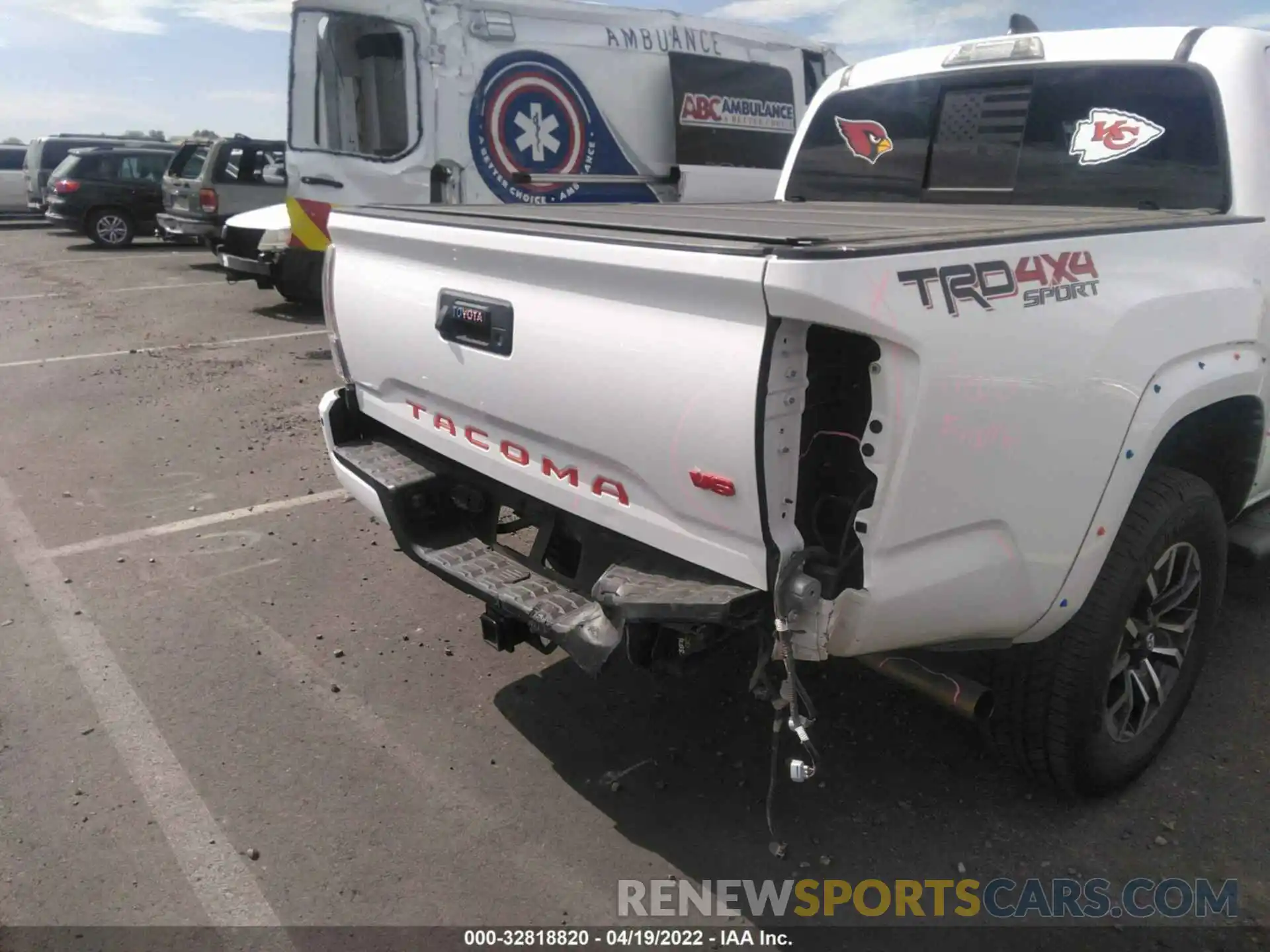 6 Photograph of a damaged car 3TMCZ5AN6LM324825 TOYOTA TACOMA 4WD 2020