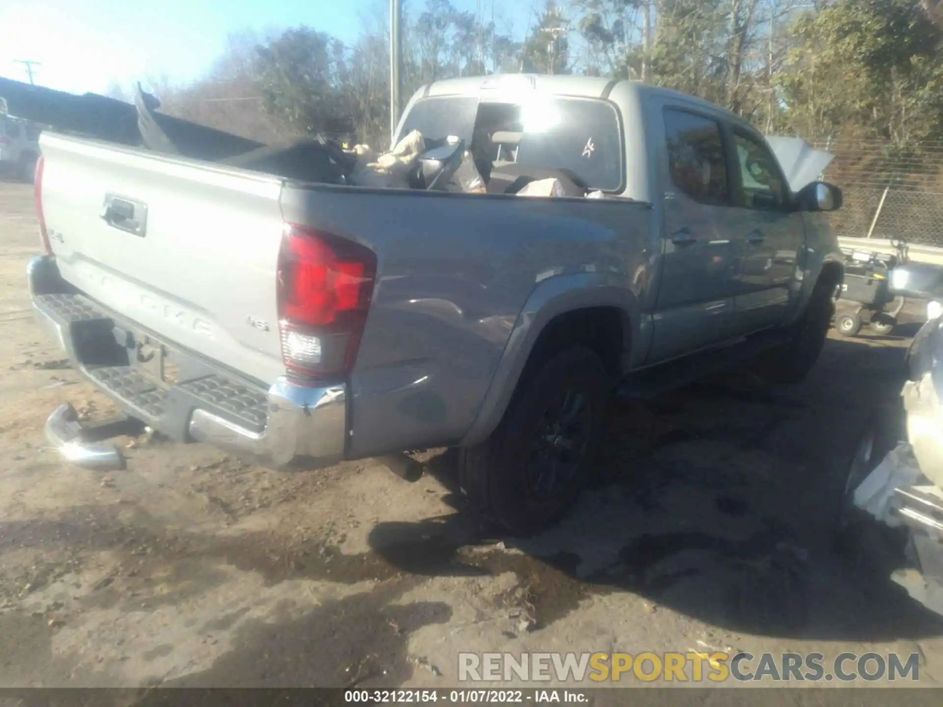 4 Photograph of a damaged car 3TMCZ5AN6LM330477 TOYOTA TACOMA 4WD 2020